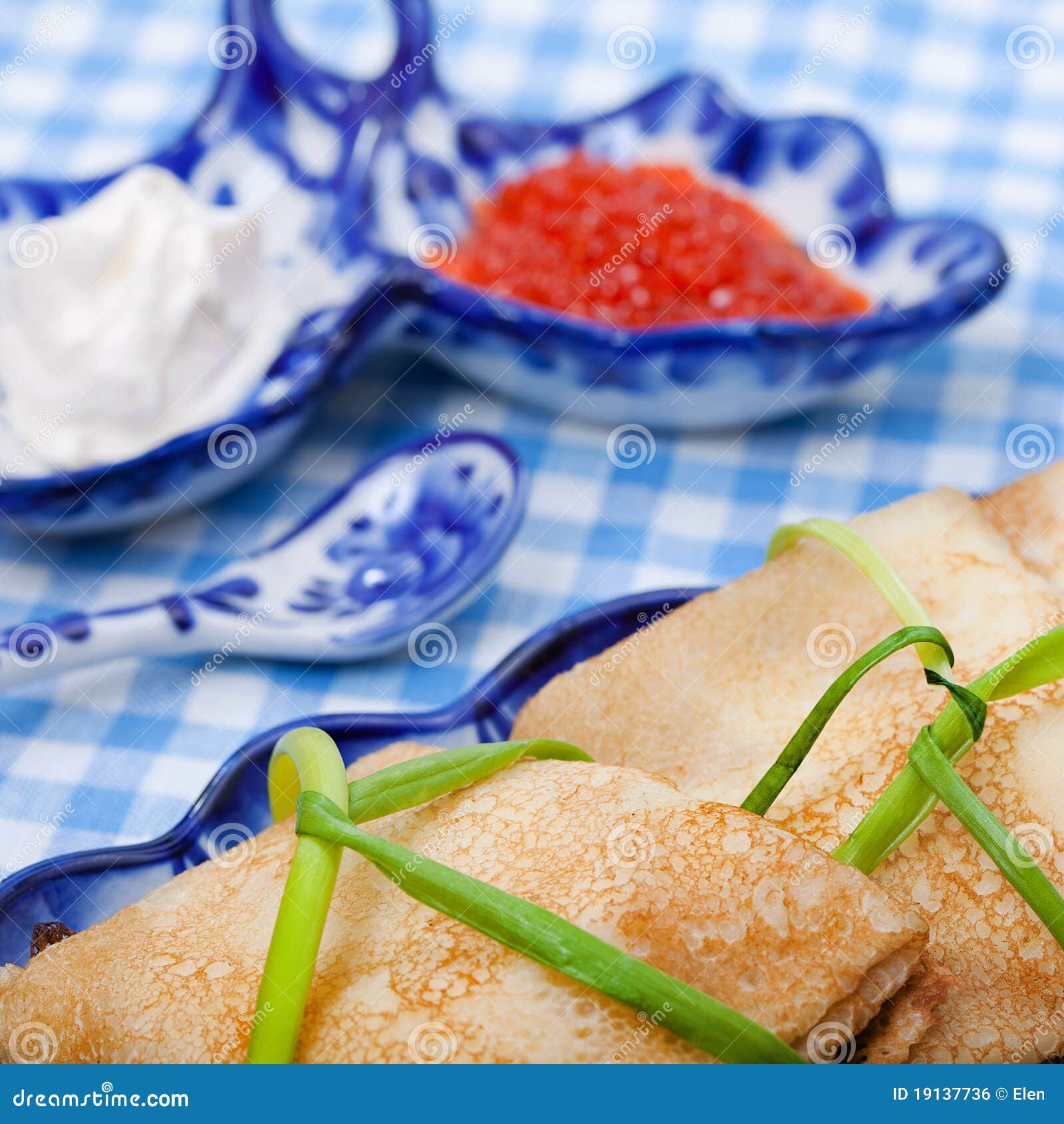 Geschmackvolle Russische Pfannkuchen Mit Rotem Kaviar Stockfoto - Bild ...