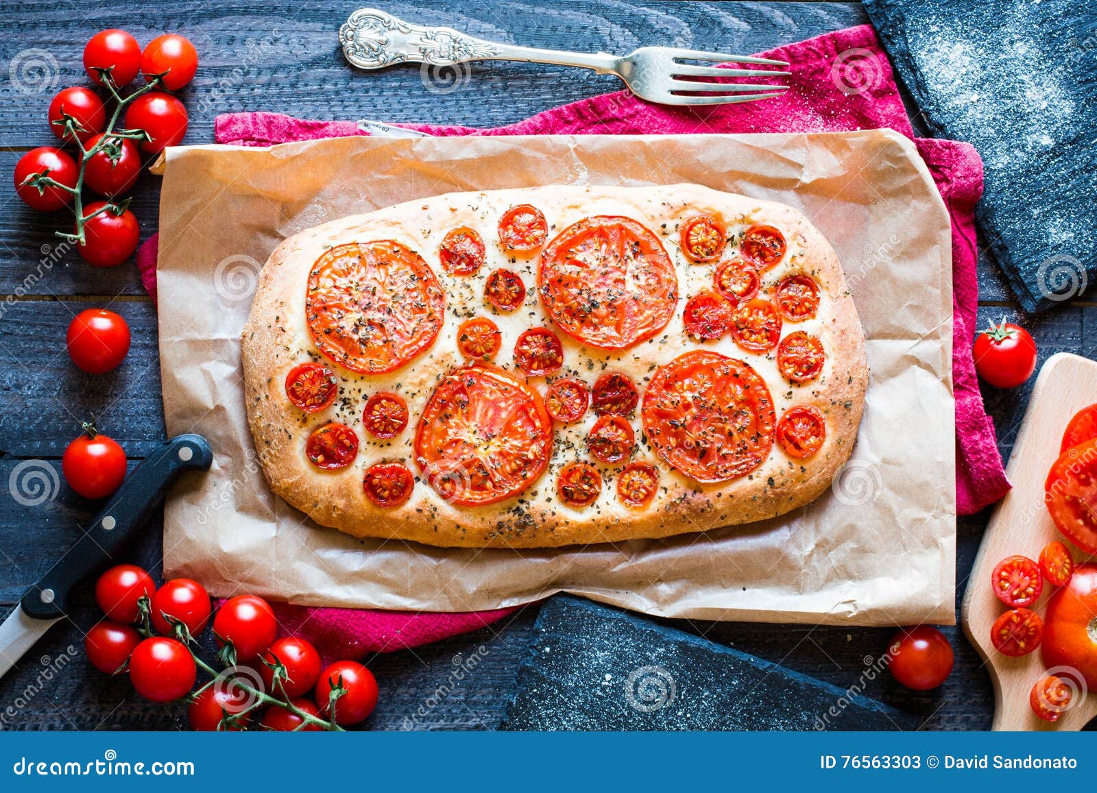 Geschmackvolles Handgemachtes Tomaten-Pizza-Brot Stockbild - Bild von ...