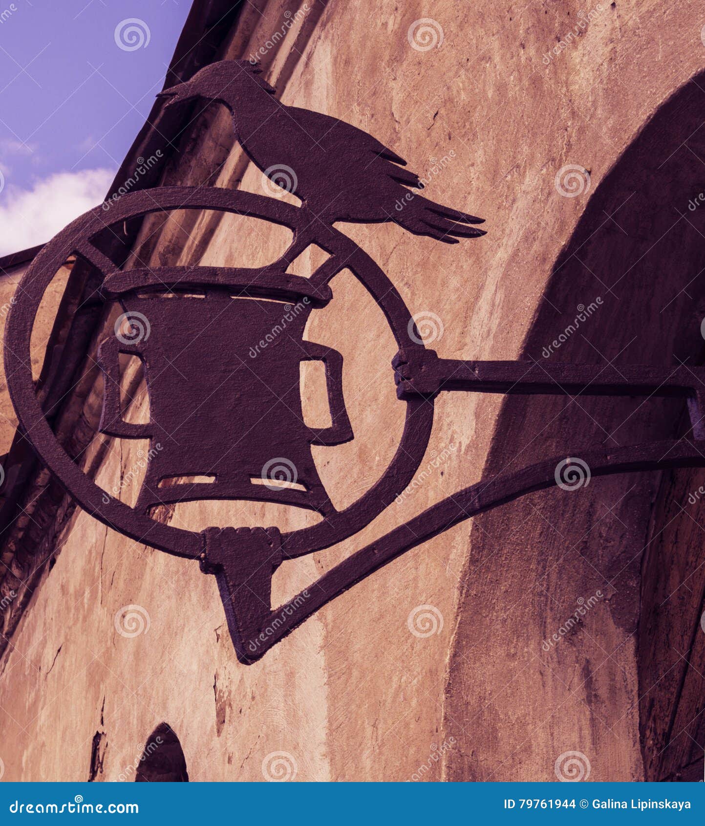 Geschmiedetes Schild Mit Einem Vogel an Der Klammer Genagelt Auf Die Tür  Stockfoto - Bild von antike, leer: 79761944