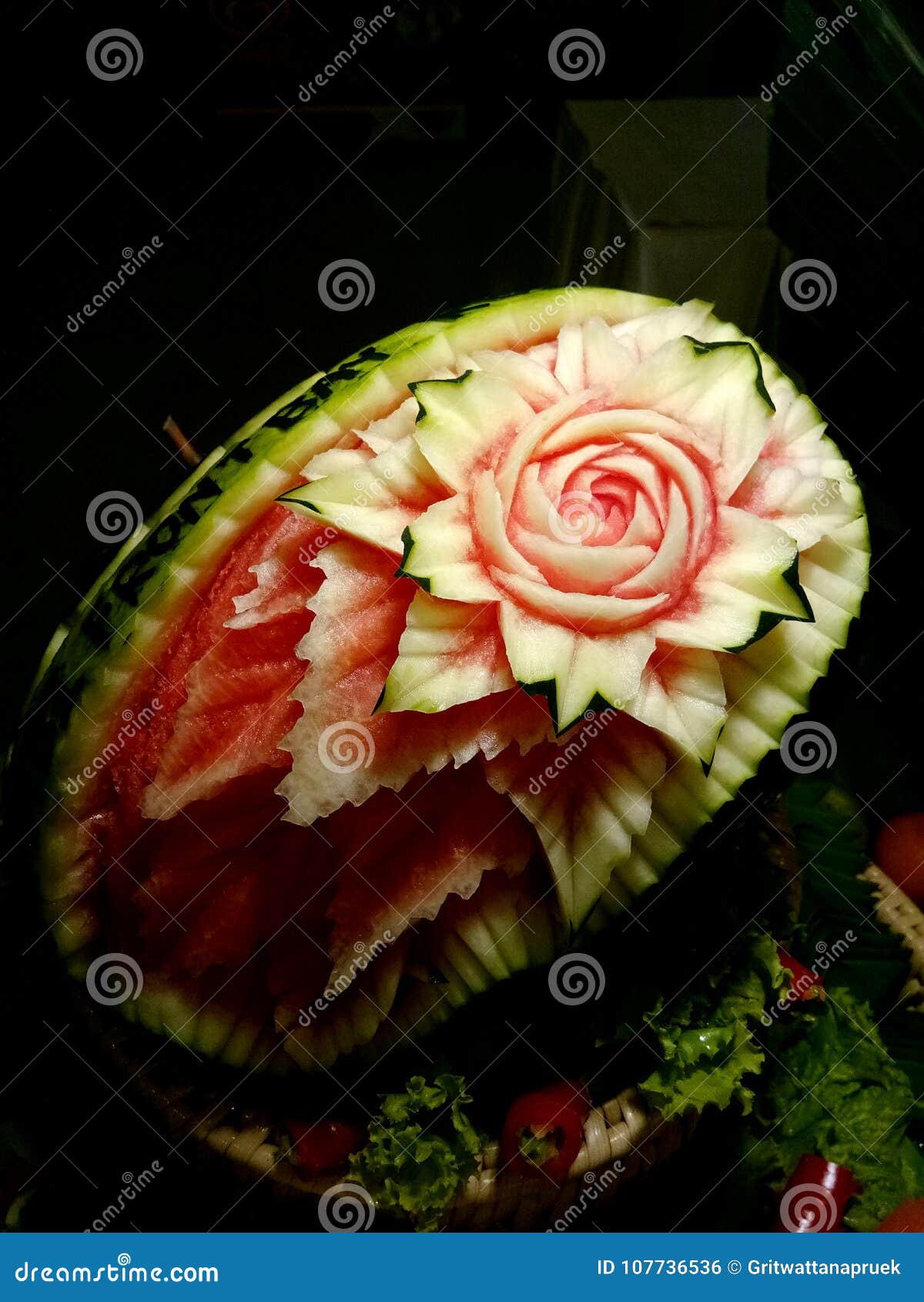 Geschnitzte Wassermelone stockfoto. Bild von frucht - 107736536