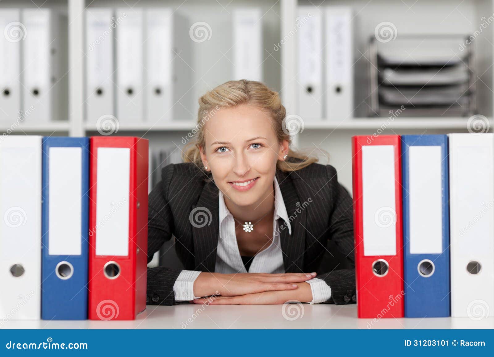 Geschäftsfrau Behind Binders Sitting am Schreibtisch Stockbild Bild