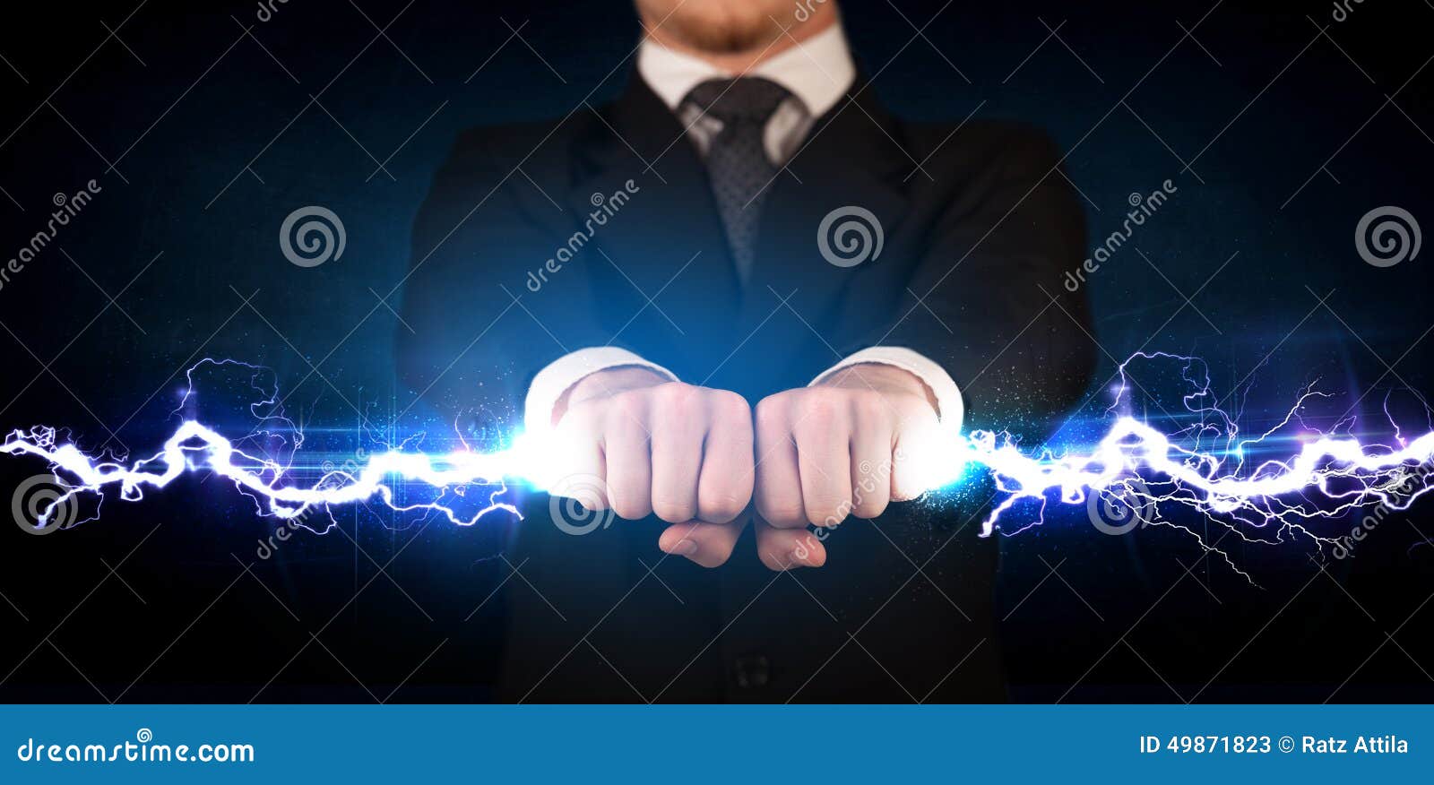 Geschäftsmann, der hellen Bolzen des Stroms in seinen Händen hält. Geschäftsmann, der hellen Bolzen des Stroms in seinem Handkonzept hält