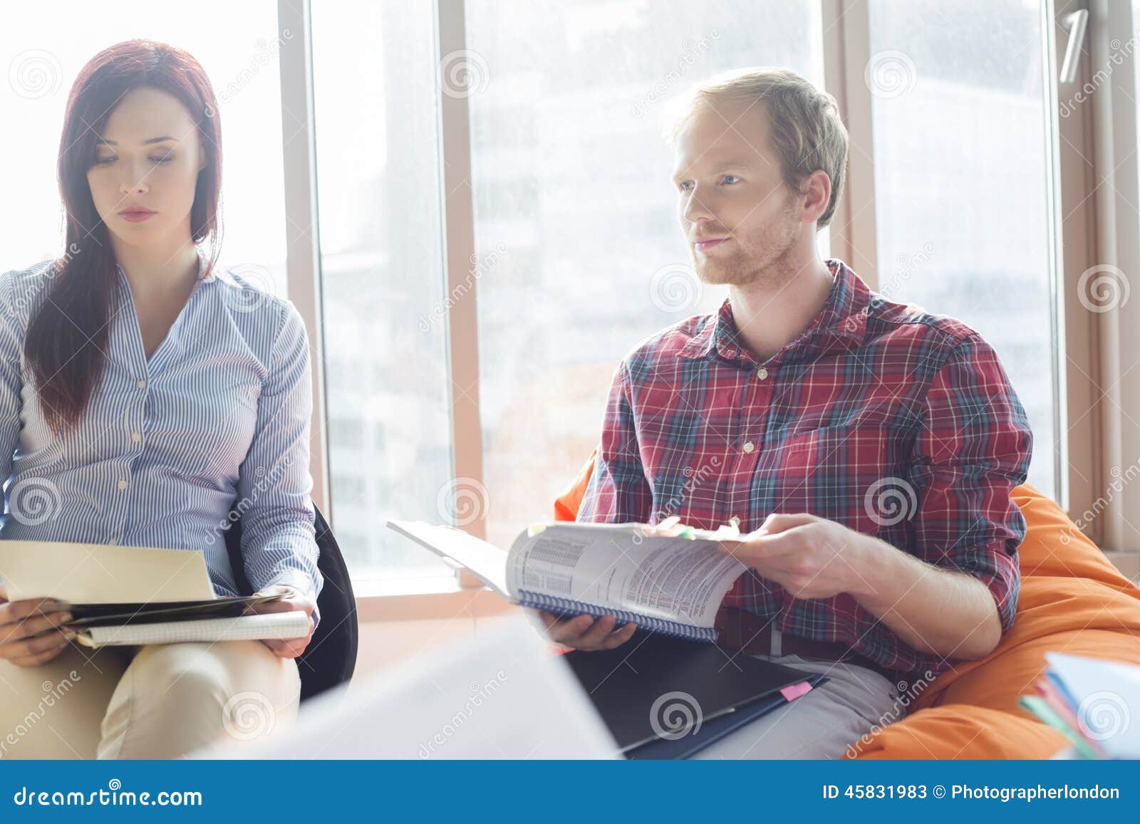 Geschäftsmann und Geschäftsfrau, die im Büro arbeiten