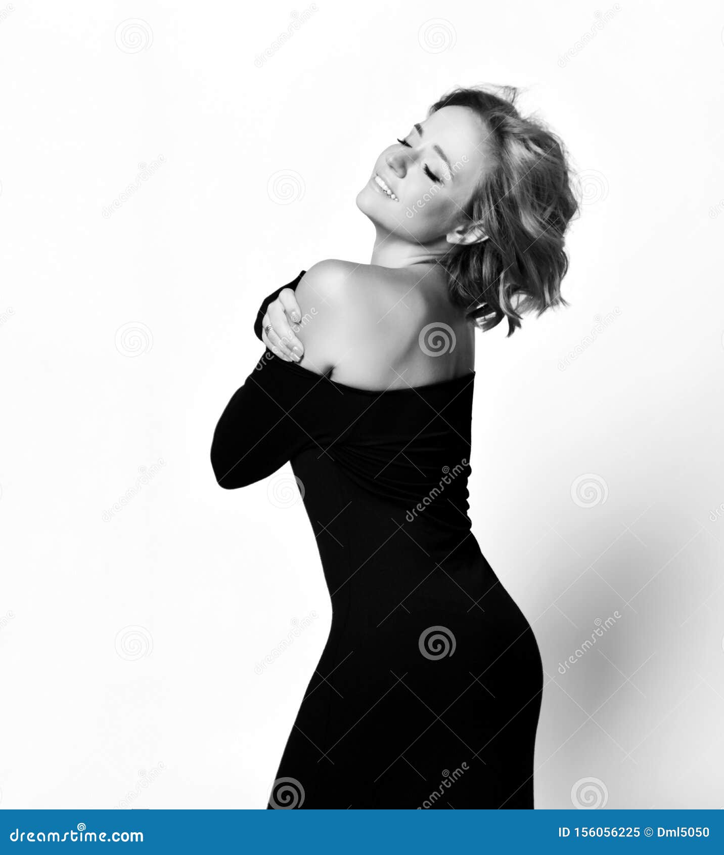Gesellig La Chelnde Weibliche Schauspielerin Mit Lockigen Haaren In Schwarzem Kleid Mit Den Armen Um Ihre Schultern Und Kopf Zura Stockbild Bild Von Kopf Lockigen