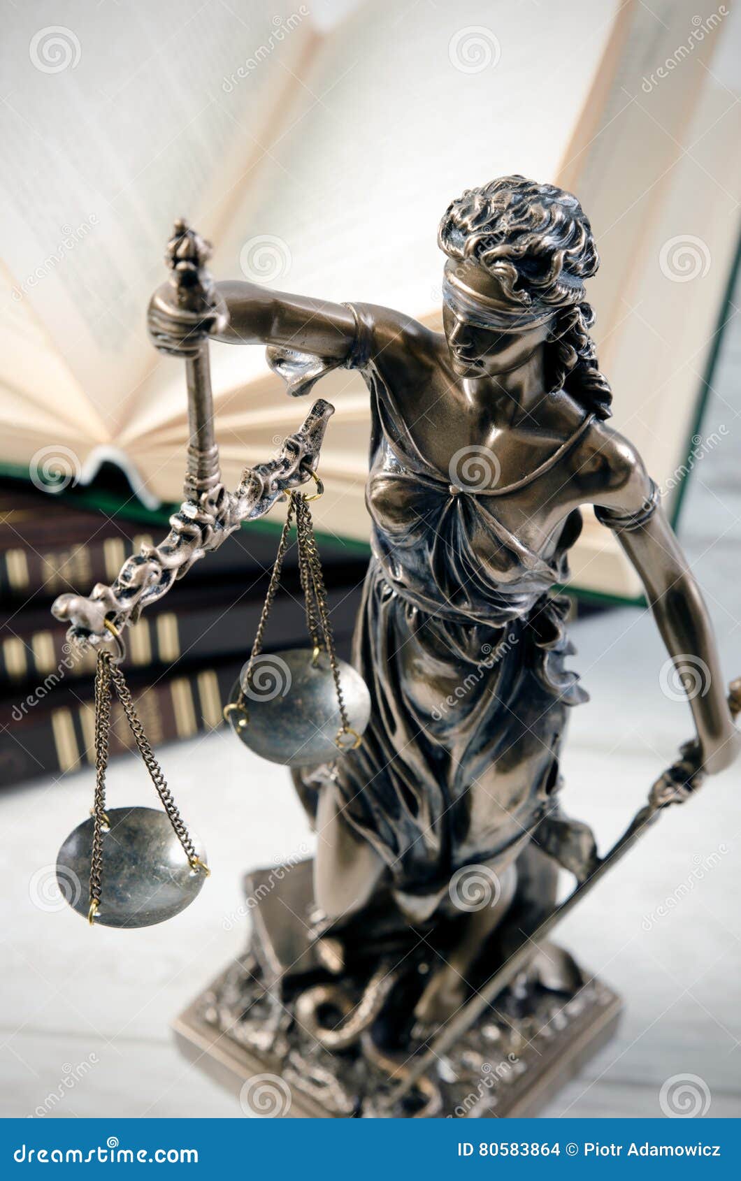 Gesetzeskonzept Mit Themis, Symbol Von Gerechtigkeit Stockfoto - Bild