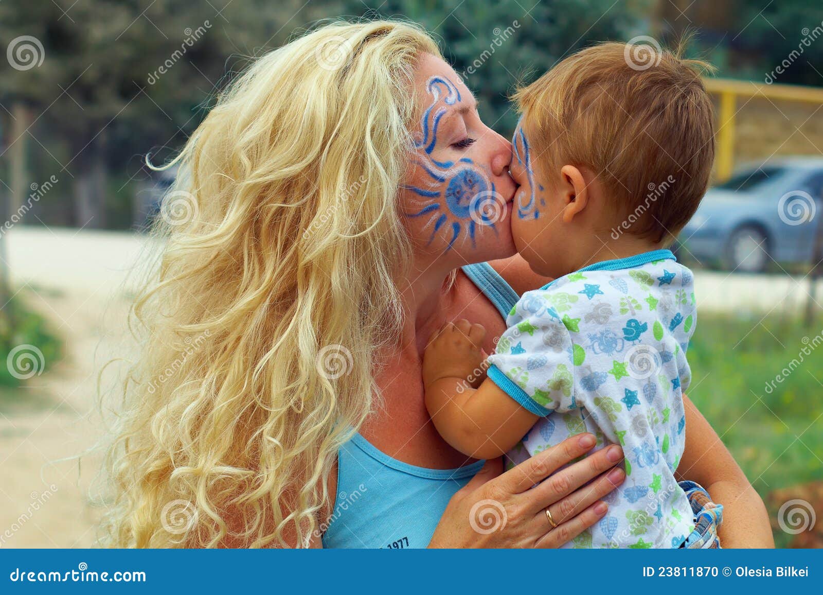 Gesicht Gemalte Mutter Die Ihr Kleines Kind Kusst Stockfoto Bild Von Gemalte Mutter