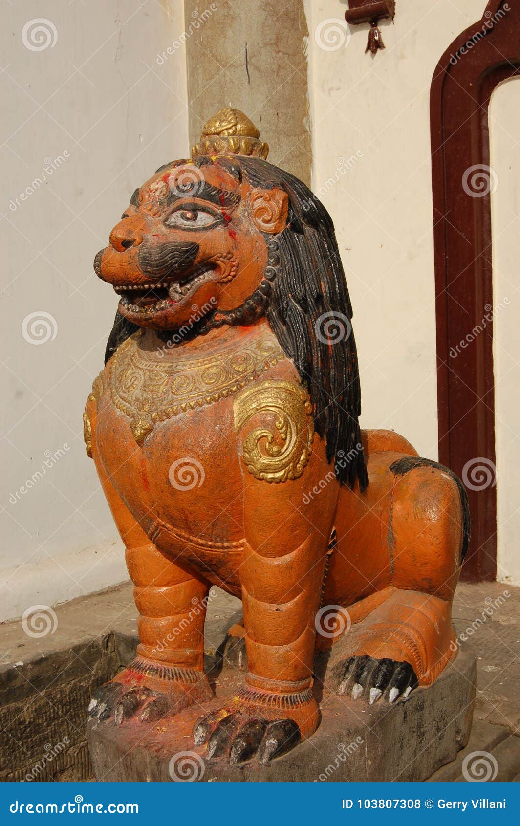 Gesneden Leeuw, Hindoese Tempel in Katmandu, Nepal. Dit sneed oranje leeuwwachten een Hindoese Tempel in Katmandu, Nepal