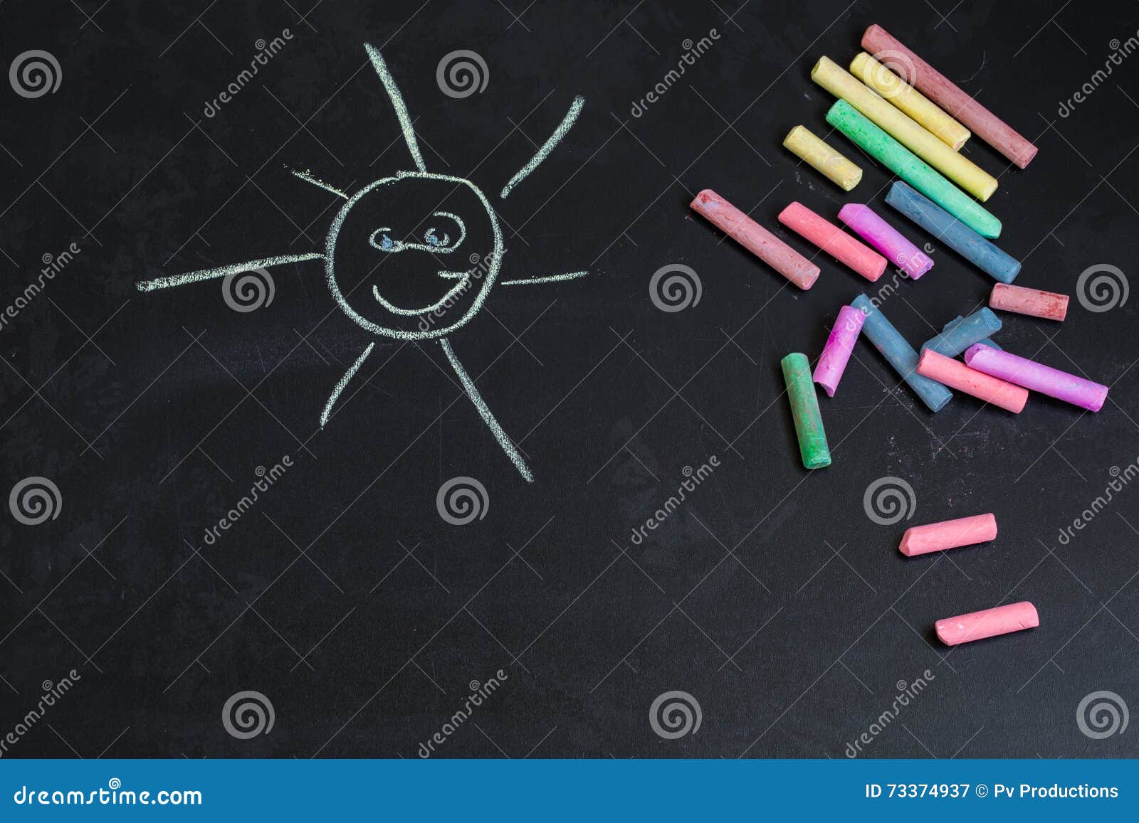 Gessi colorati lavagna nera con i disegni del sole Bordo infanzia