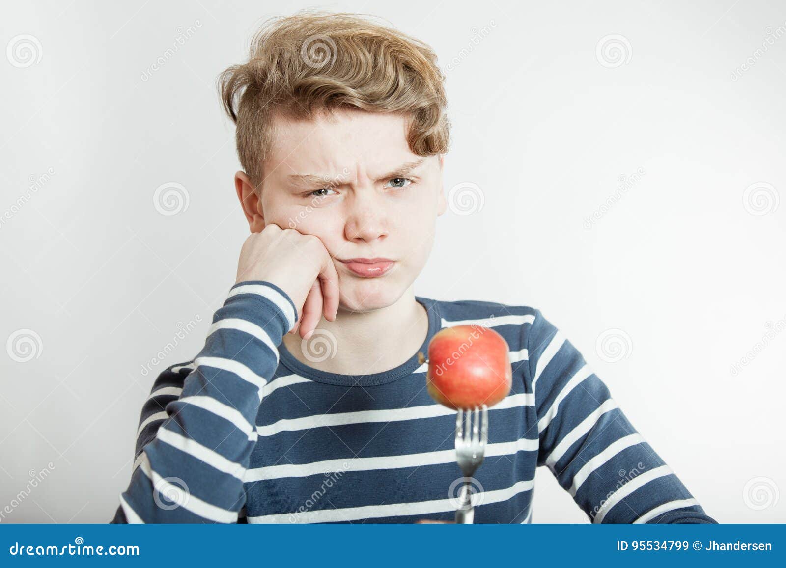 Gestortes Kind Mit Der Gabel Fest Im Apfel Stockbild Bild Von Apfel Fest 95534799