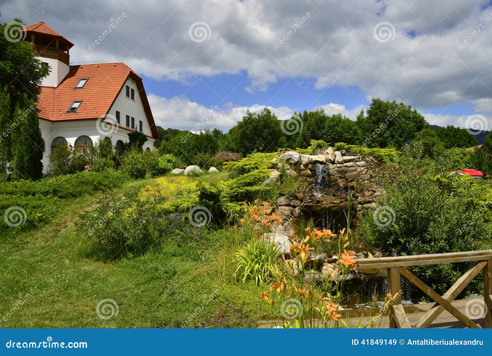 Gestalten Sie Mit Haus Garten Und Arificial Wasserfall Landschaftlich Stockbild Bild Von Blumen Haus 41849149