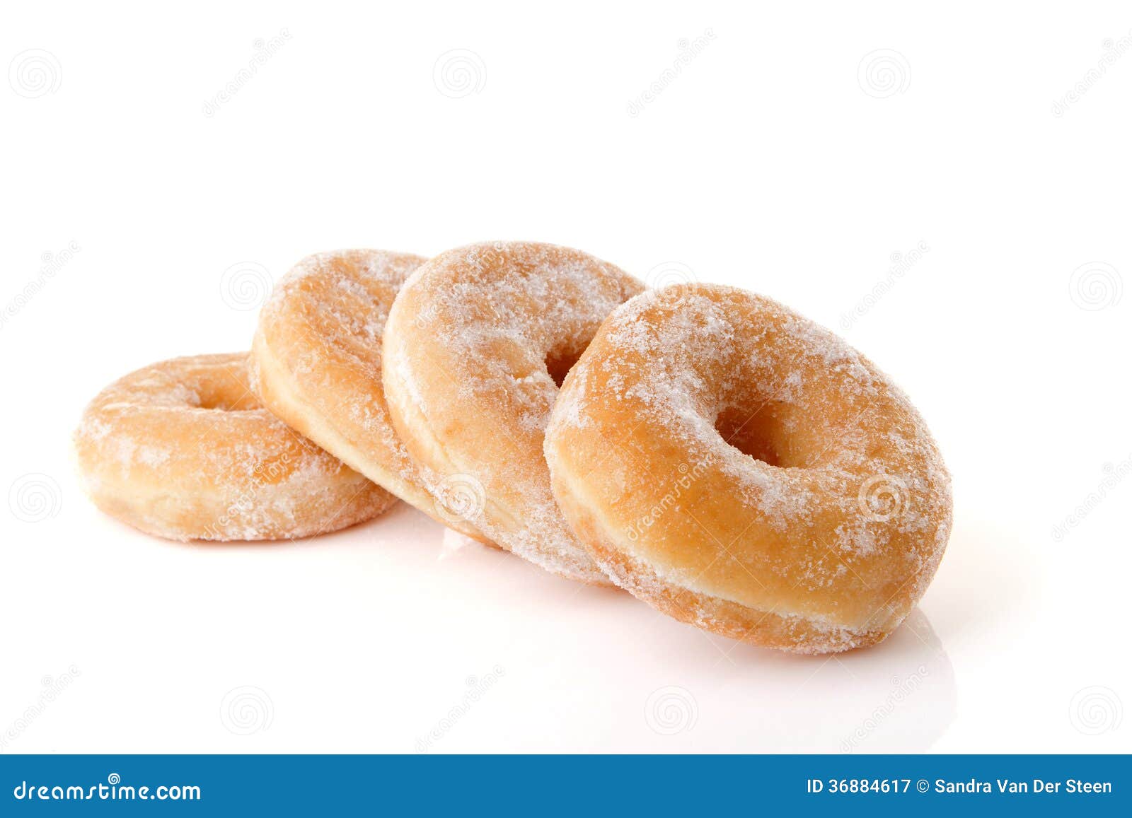 Gestapelde vier gezoet donuts over witte achtergrond