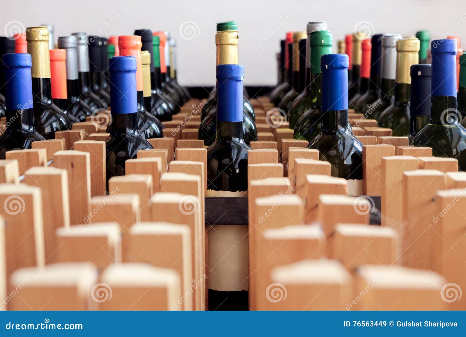 Gestell Von Flaschen Wein Mit Leerem Aufkleber Stockbild Bild Von Kennsatz Leerzeichen 76563449