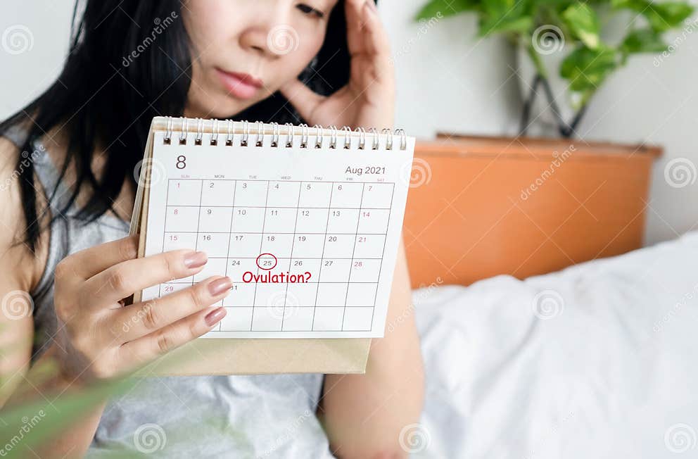 Gestresste Asiatische Frau, Die Sich Den Kalender Ansieht Und Probleme 