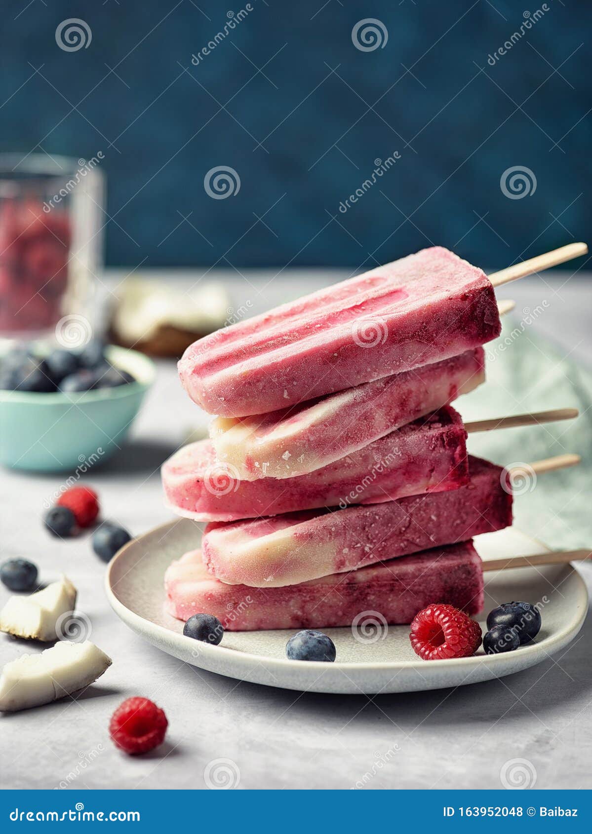 Gesunde, Hausgemachte Kokos- Und Beerenpopsikel Stockfoto - Bild von ...