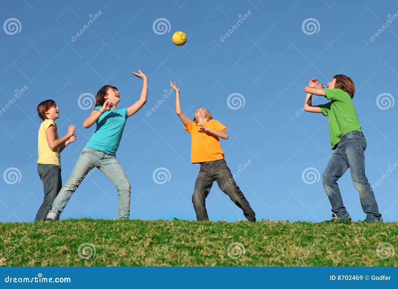 Gesunde Kinder Die Draussen Kugel Spielen Stockbild Bild Von Kugel Gesund 8702469