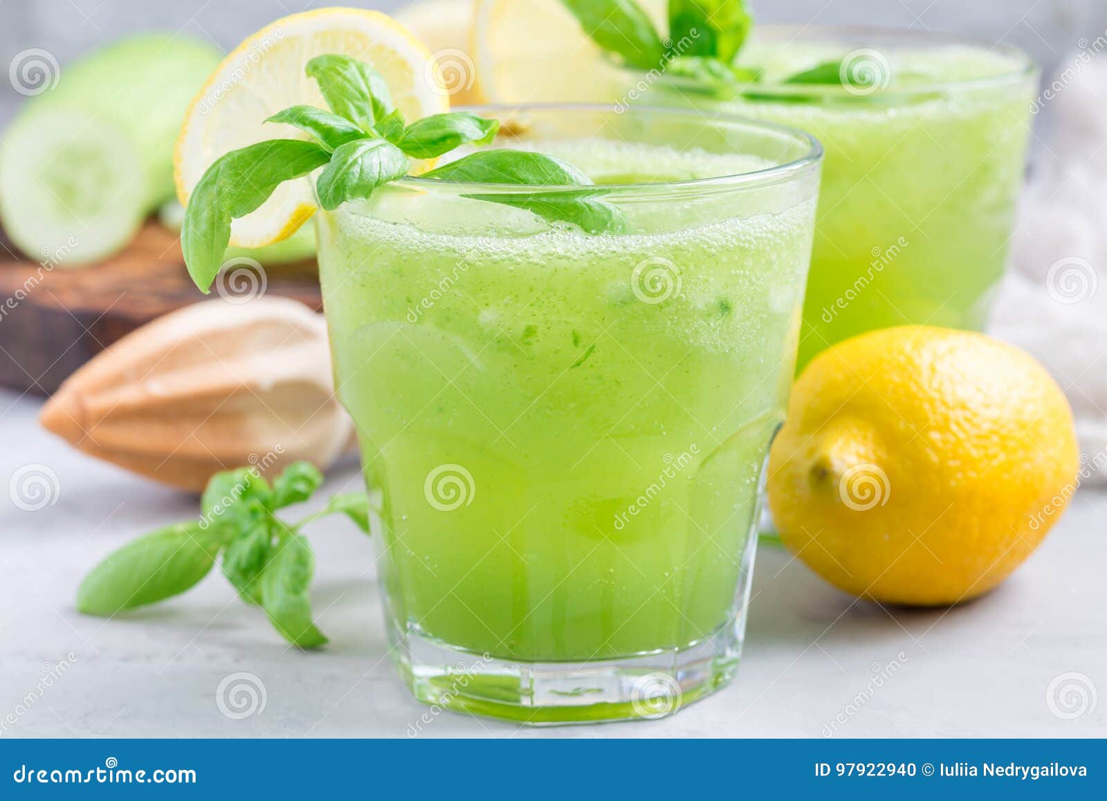 Gesunde Limonade Mit Der Gurke Basilikum Zitrone Honig Und Funkelndem Wasser Horizontal Stockfoto Bild Von Funkelndem Limonade
