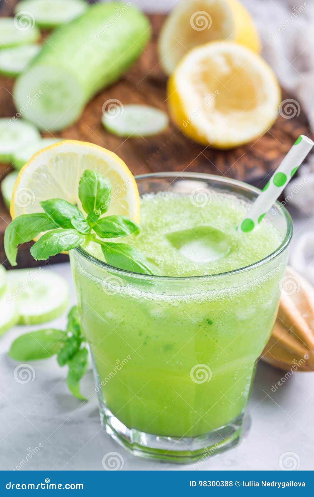 Gesunde Limonade Mit Der Gurke Basilikum Zitrone Honig Und Funkelndem Wasser Vertikal Stockfoto Bild Von Zitrone Funkelndem 9003