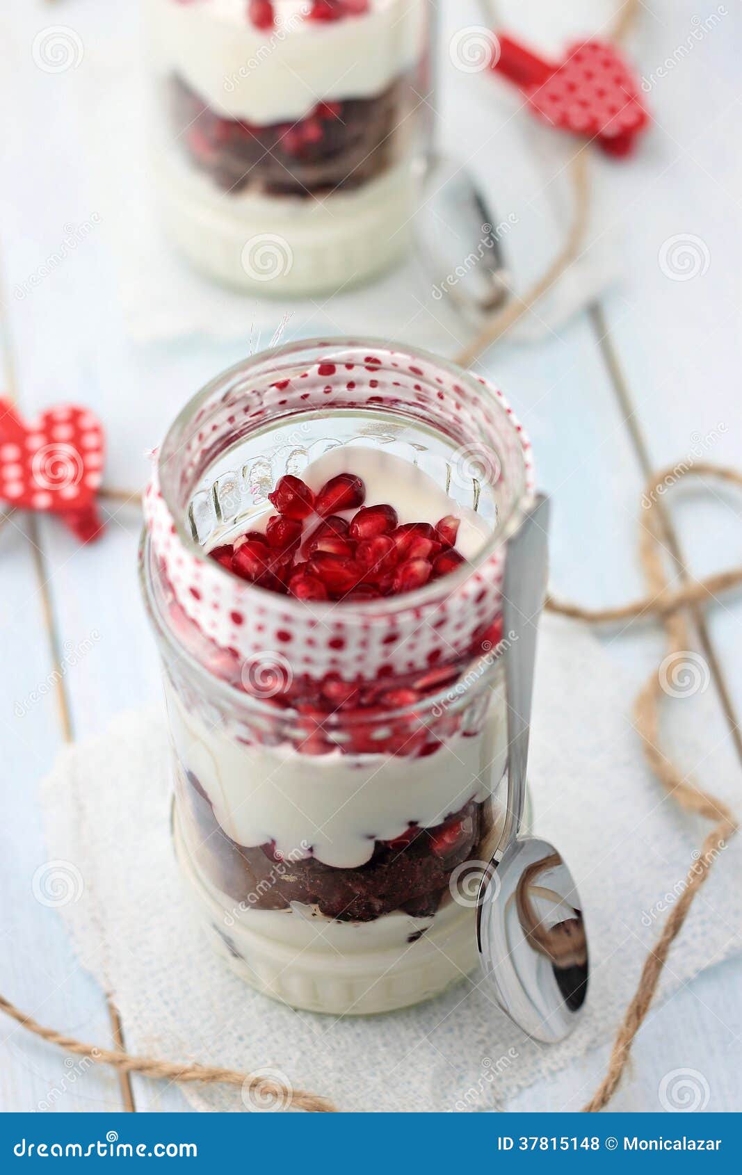 Gesunder Nachtisch in einem Glas. Griechischer Jogurt mit Granatapfelsamen