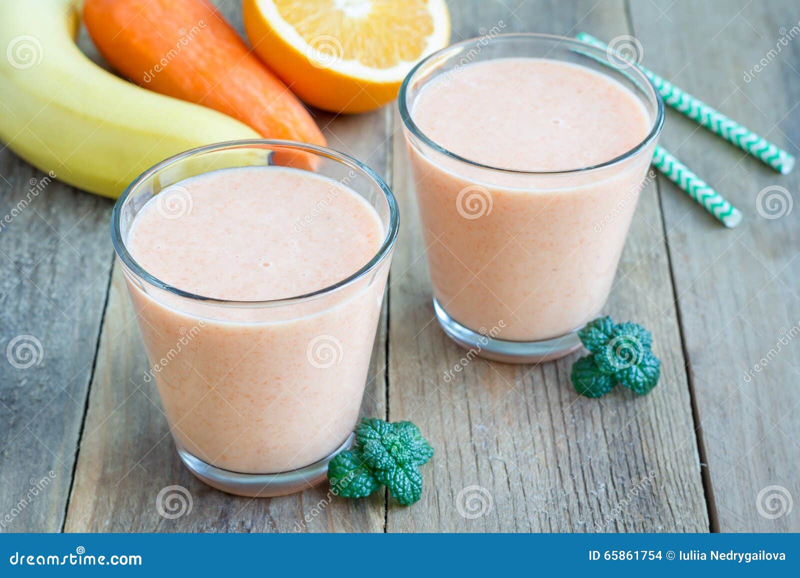 Gesunder Smoothie Mit Karotte, Banane, Orange Und Jogurt Stockfoto ...