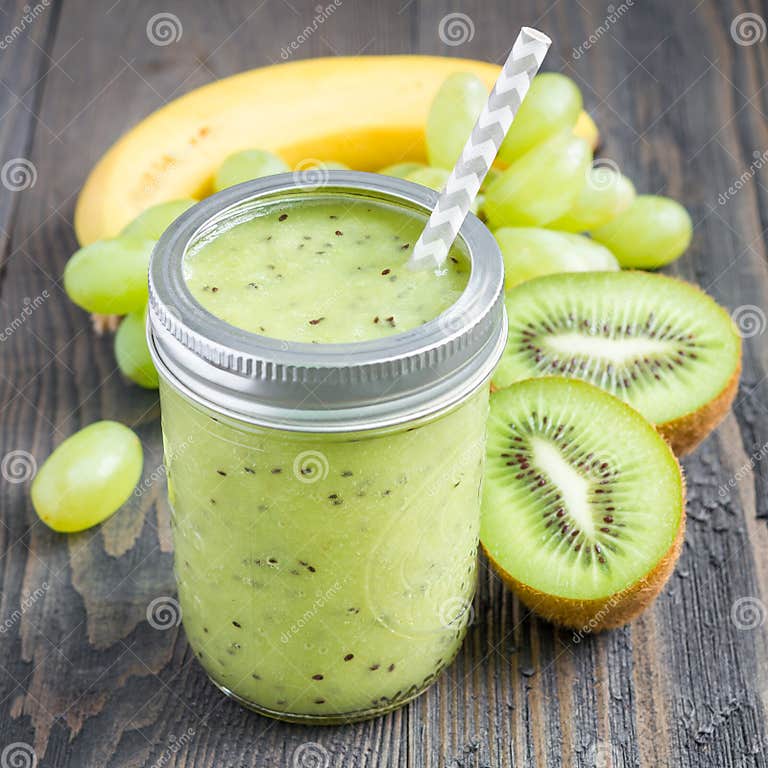 Gesunder Smoothie Mit Kiwi, Grüner Traube Und Banane Im Glasgefäß ...