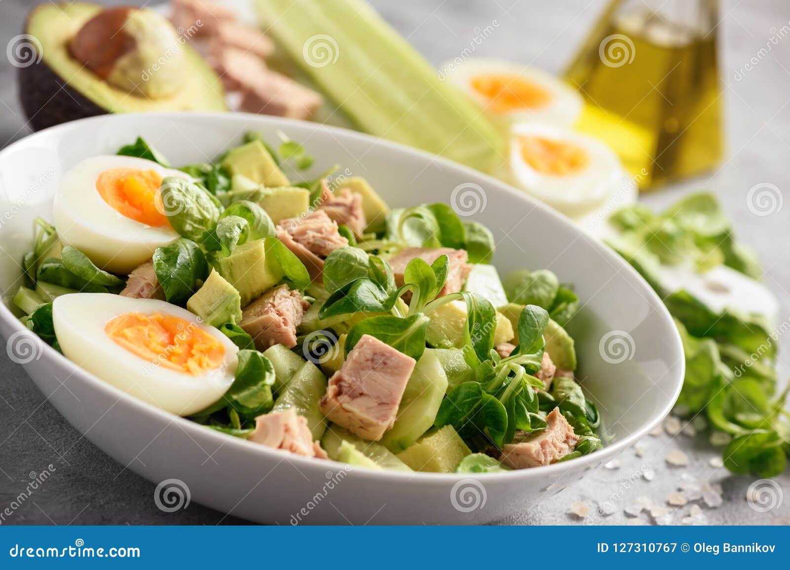 Gesunder Thunfischsalat Mit Avocado Und Eiern Stockbild - Bild von ...