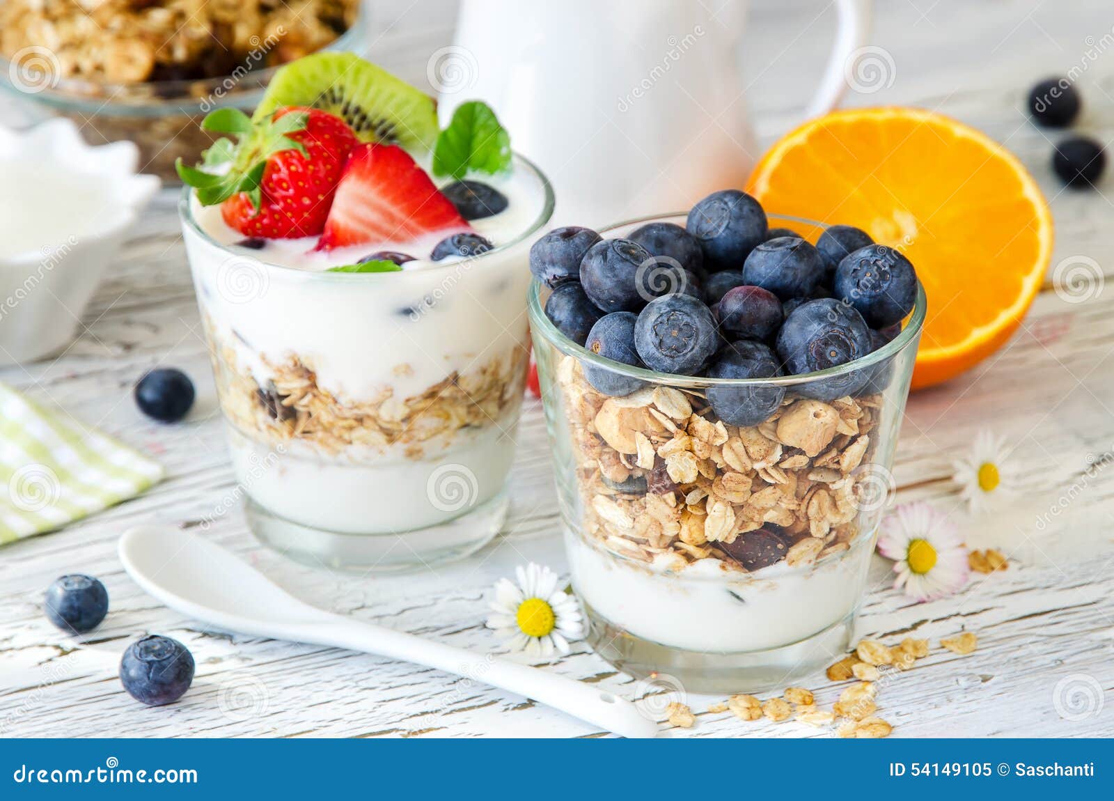 Gesundes Frühstück Mit Muesli Im Glas, in Den Frischen Beeren Und Im ...