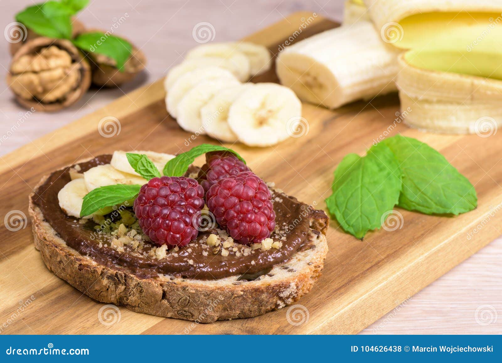 Gesundes Lebensmittel - Scheibe brot Hexenschokoladencreme. Scheibe brot mit der Creme paleo strengen Vegetariers gemacht mit Avocado, Banane, Honig, Kakao mit Himbeeren