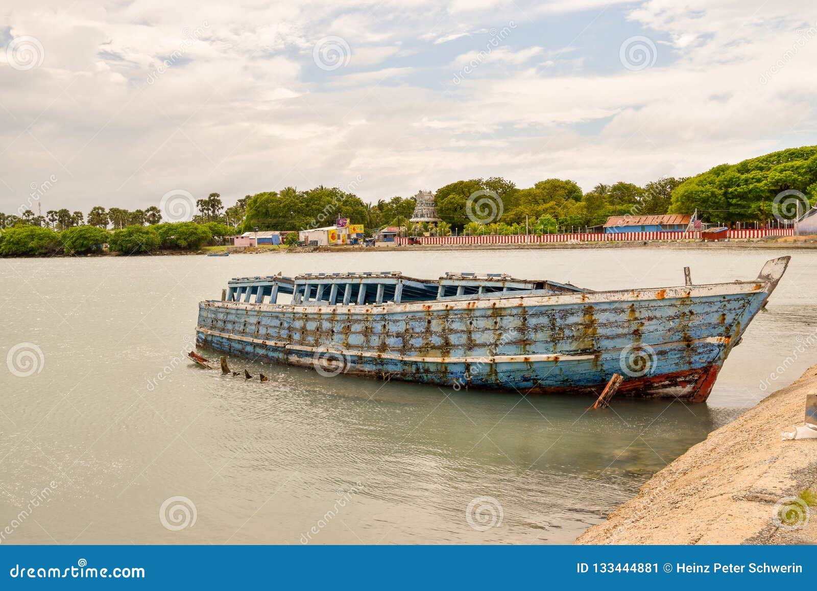 Gesunkenes Schiff Im Hafen Von Jaffna Redaktionelles Foto Bild von