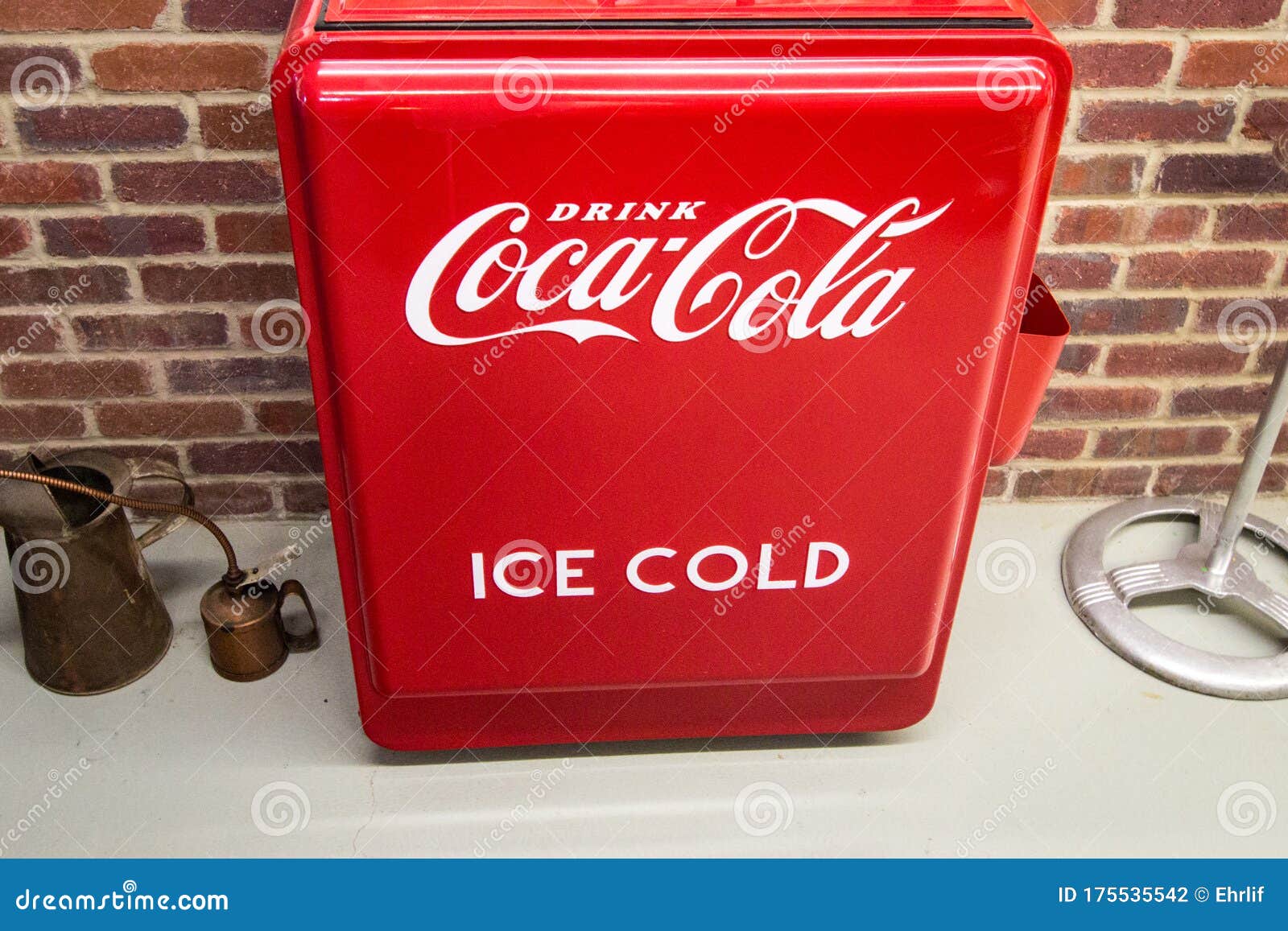 Getränk-Coca Cola Emblem on Mini-Kühlschrank Redaktionelles Stockfotografie  - Bild von sammelbar, zeichen: 175535542