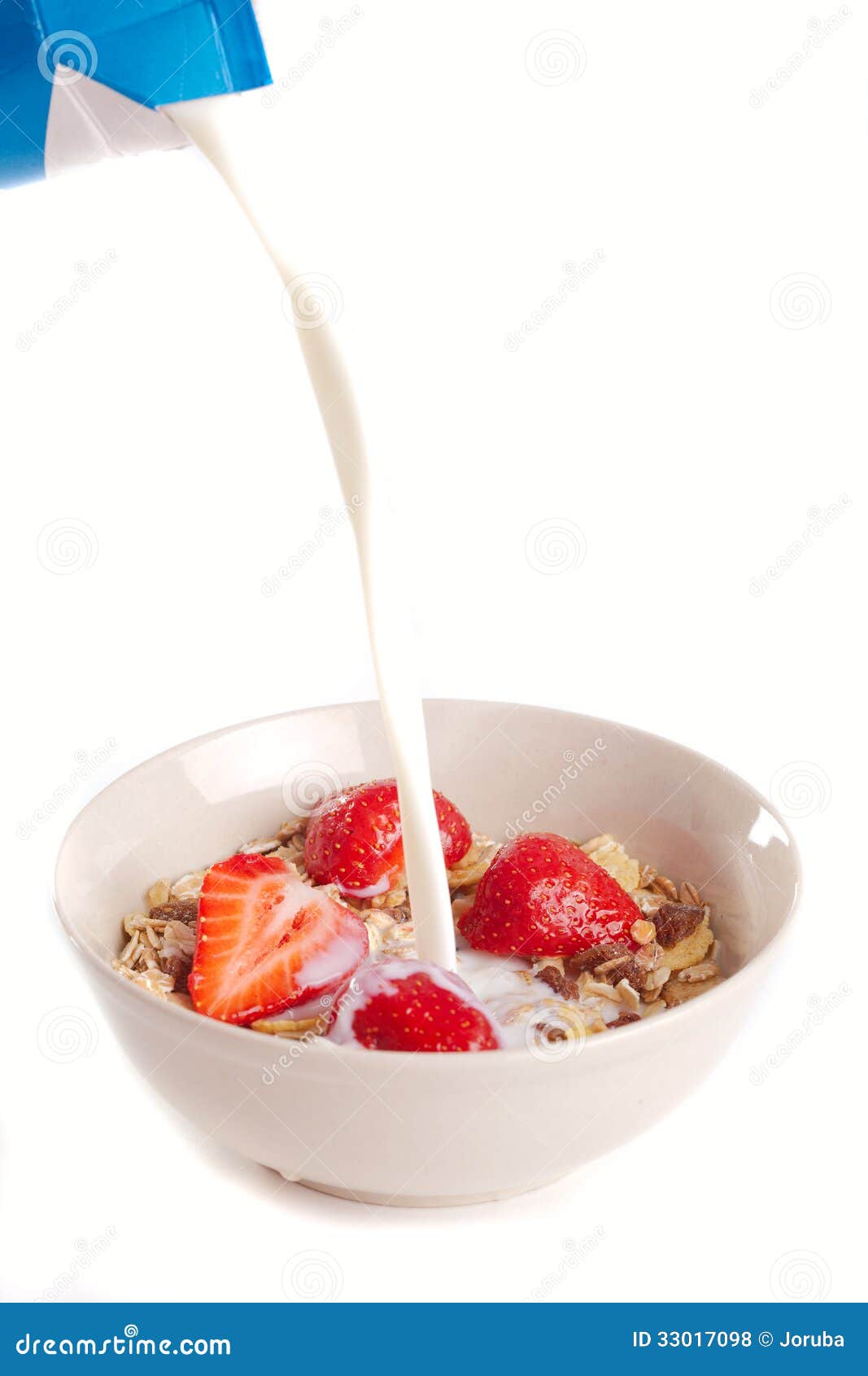 Getreide muesli mit Milch stockfoto. Bild von diätetisch 33017098