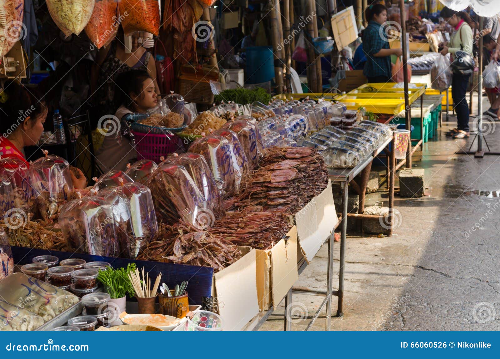 Getrocknete Meeresfrüchte für Verkauf. Getrocknete Meeresfrüchte Bangkoks, Thailand - 25. Dezember 2015 für Verkauf an oder Tor Kor-markrt, ein weithin bekannter Platz für neues Lebensmittel, Früchte und Nahrungsmittel Gefunden nahe bei Jatujak-Markt