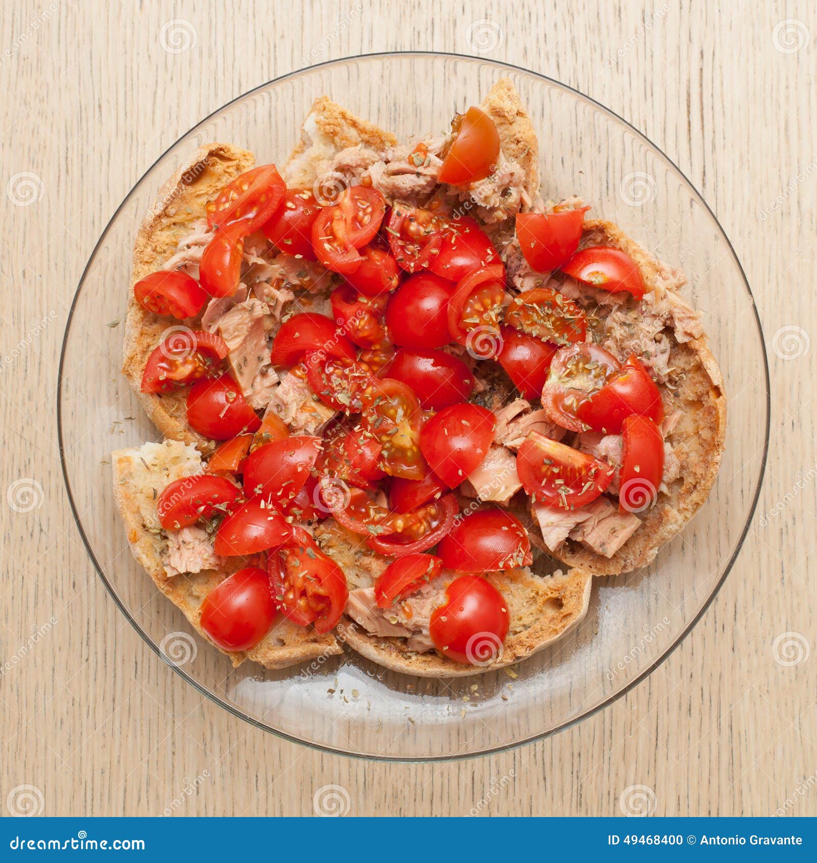 Getrocknetes Brot Nannte Freselle Mit Thunfisch Und Tomaten Stockfoto ...