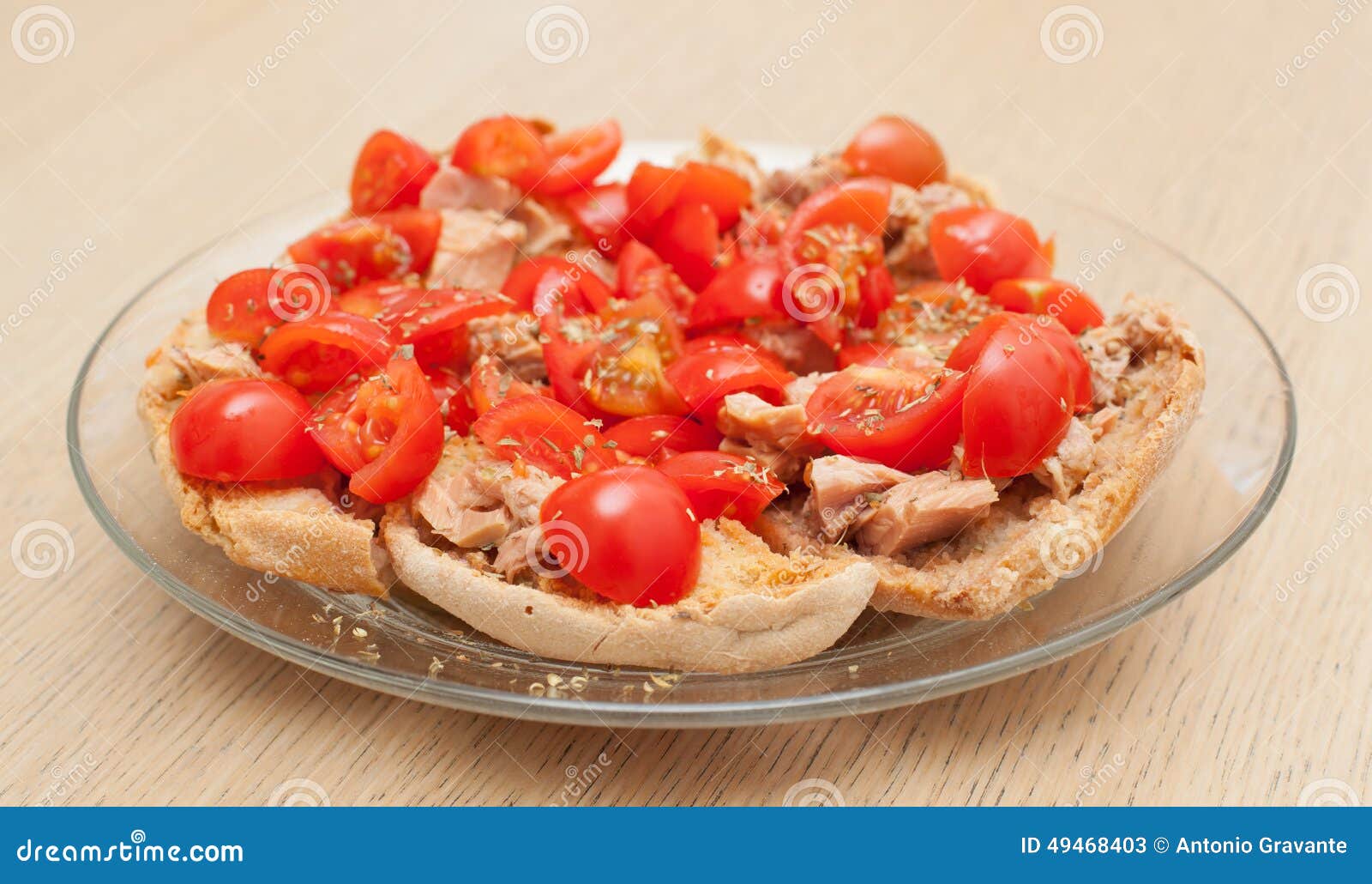 Getrocknetes Brot Nannte Freselle Mit Thunfisch Und Tomaten Stockbild ...