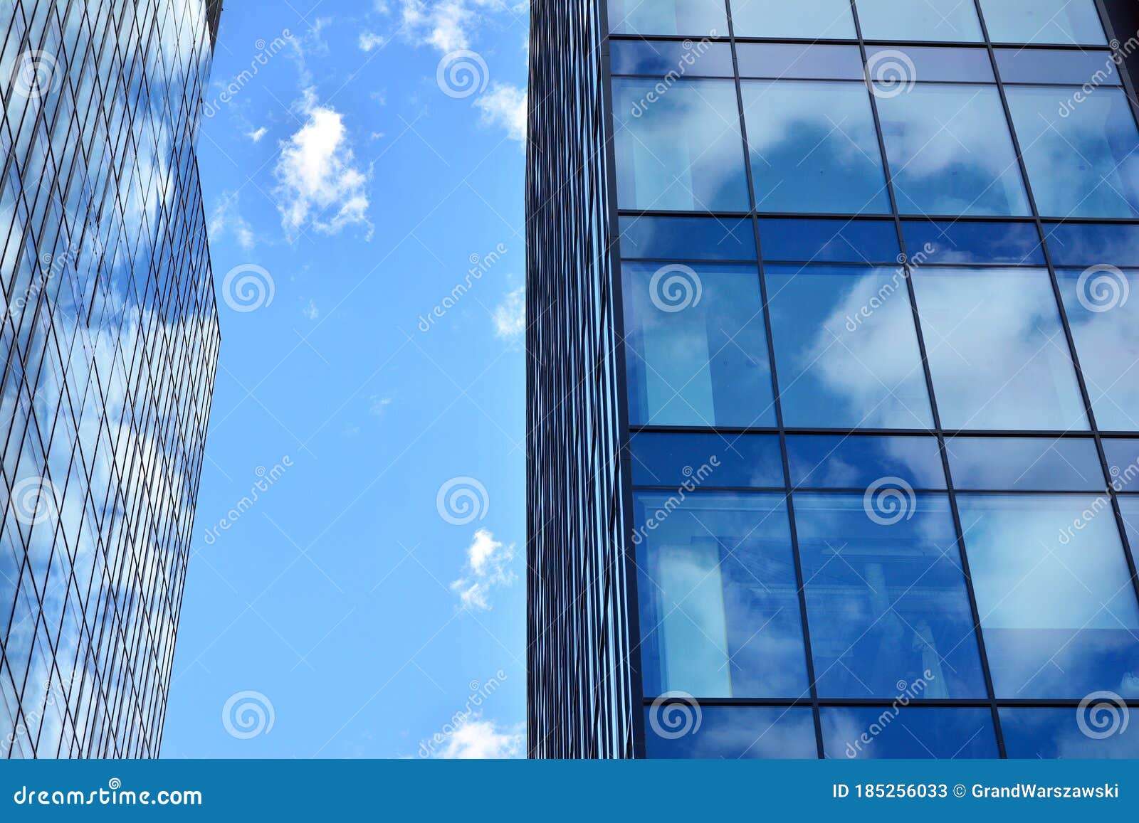 krekel is er Schotel Geveltextuur Van Een Glas Gespiegeld Kantoorgebouw. Fragment Van De Gevel.  Stock Afbeelding - Image of architectuur, modern: 185256033