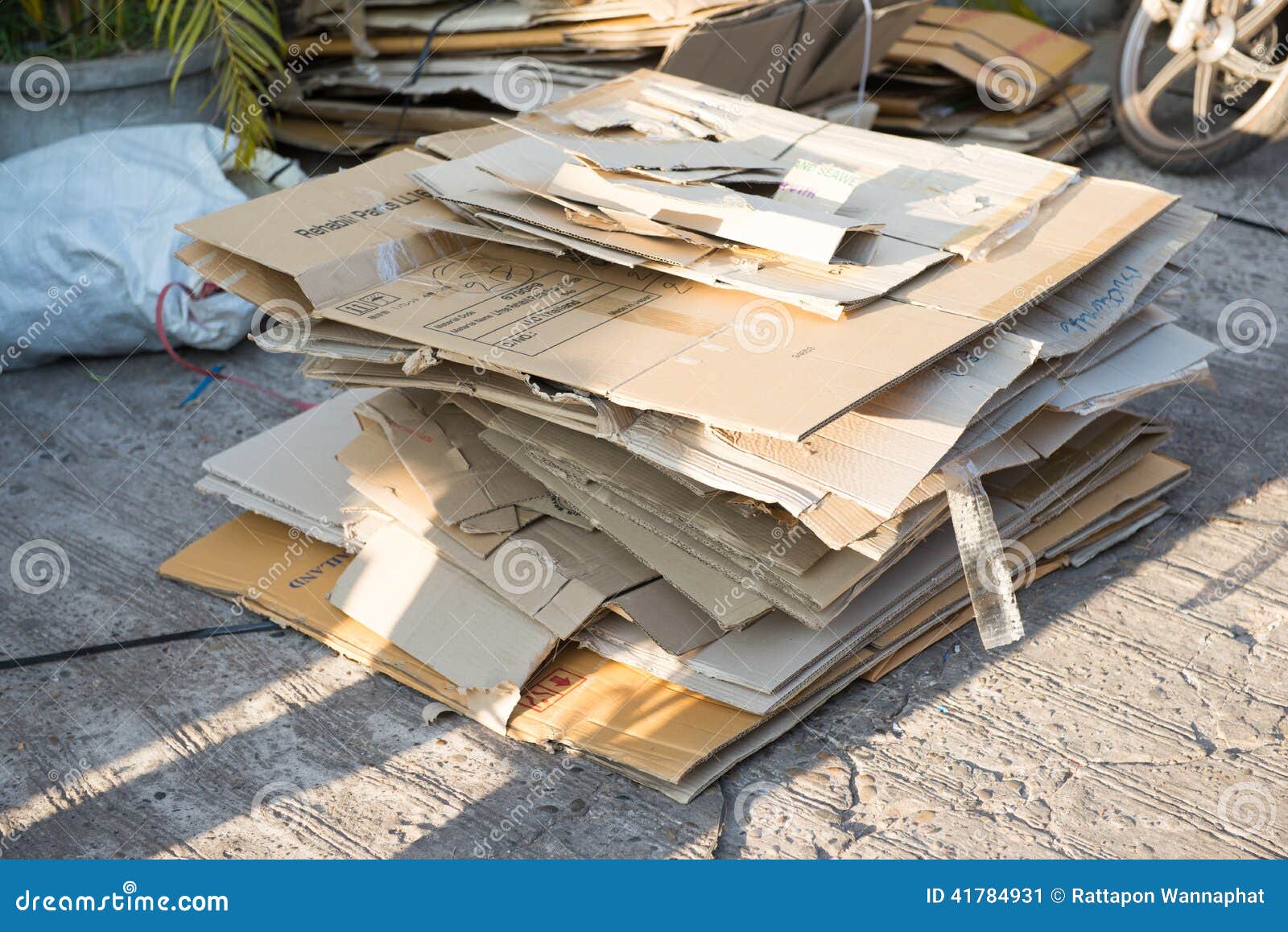 Gevouwen Karton Gebruikte Dozen Stock Afbeelding - Image of stapel