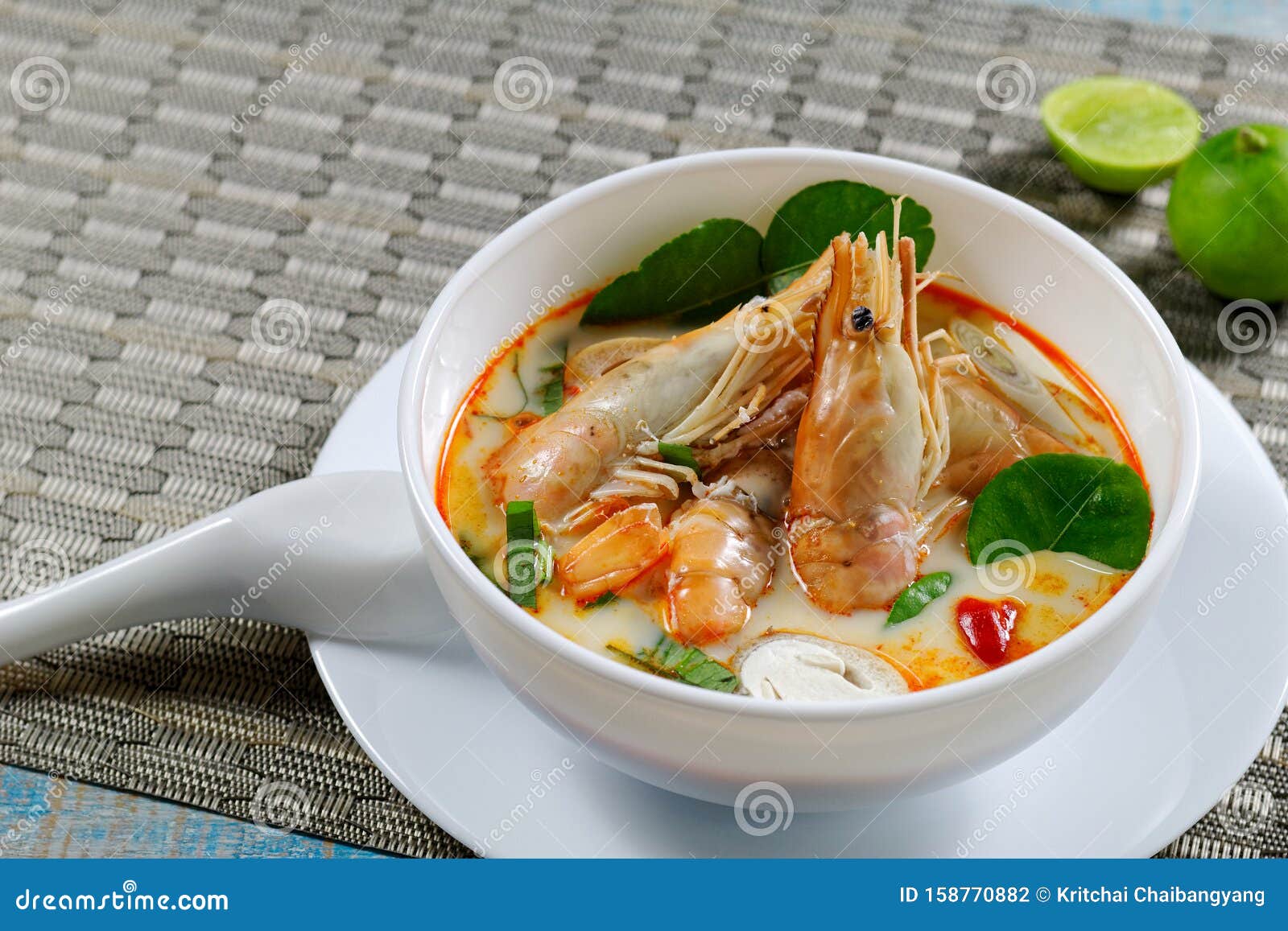 Gewürzter Und Sauer Suppe Tom Yum Kung, Thailändische Küche Stockfoto ...