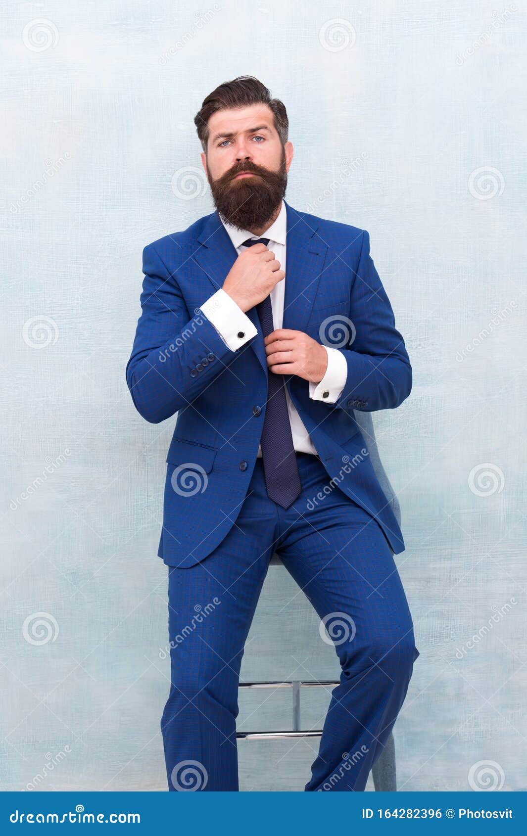 Gewoon Perfect Mode-shop Huurpak Gentleman Moderne Stijl Guy Well Stock Foto - of werkgever, kleren: 164282396