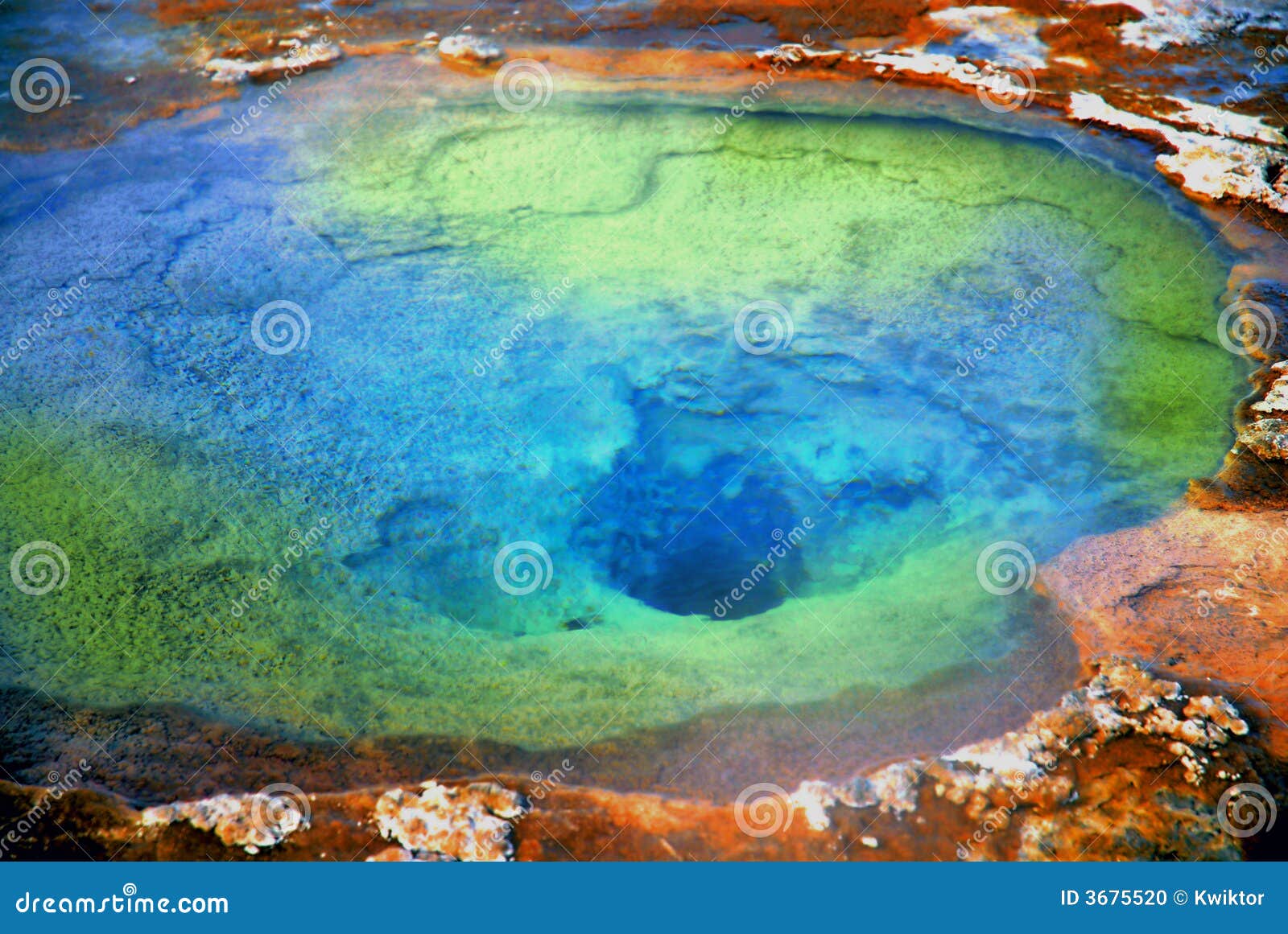 μπλε που βράζει το σαφές geyser κρυστάλλου ερχομού πράσινο έξω yellowstone ύδατος ατμού