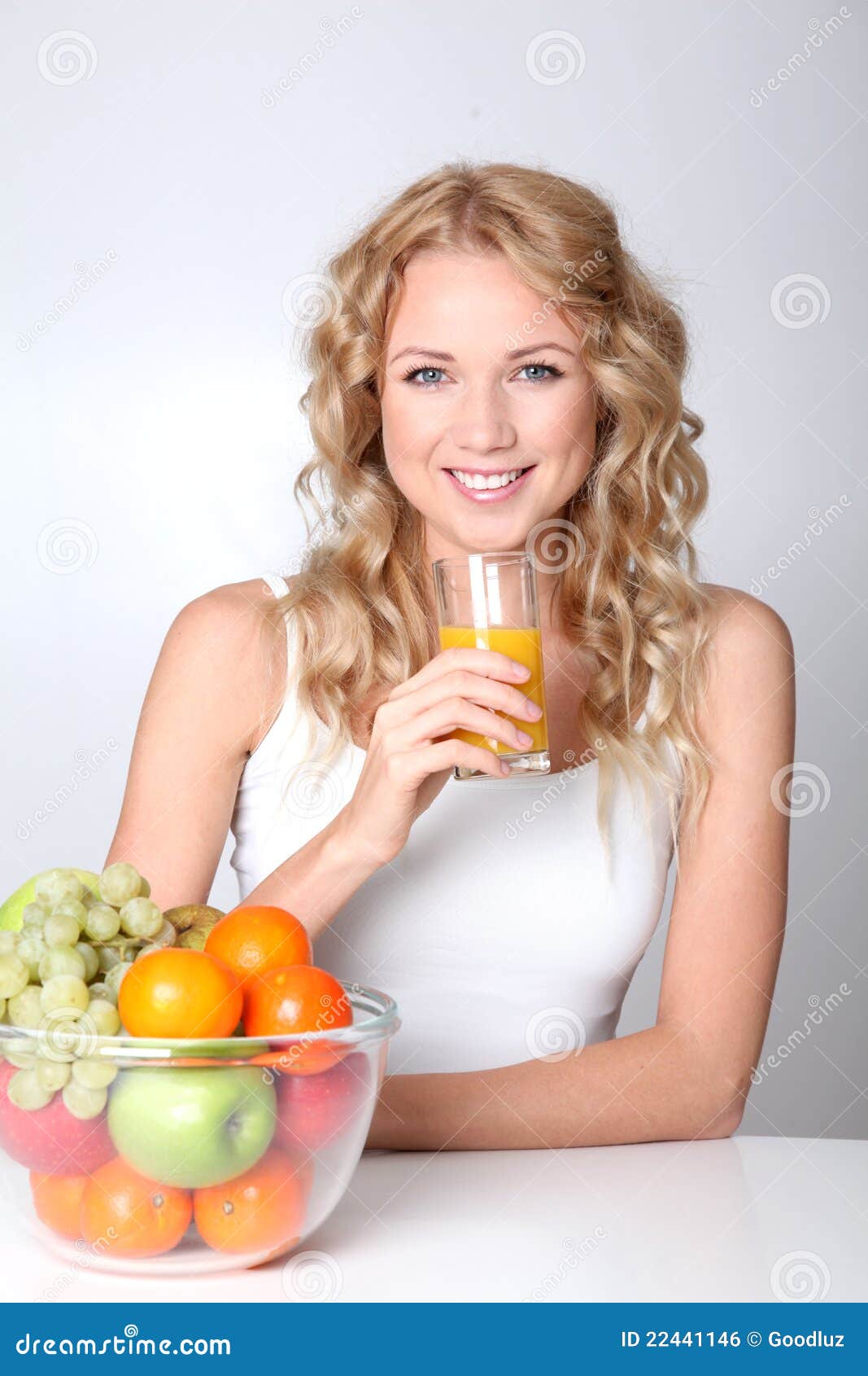 Gezond ontbijt. Mooi blond vrouw het drinken vruchtesap