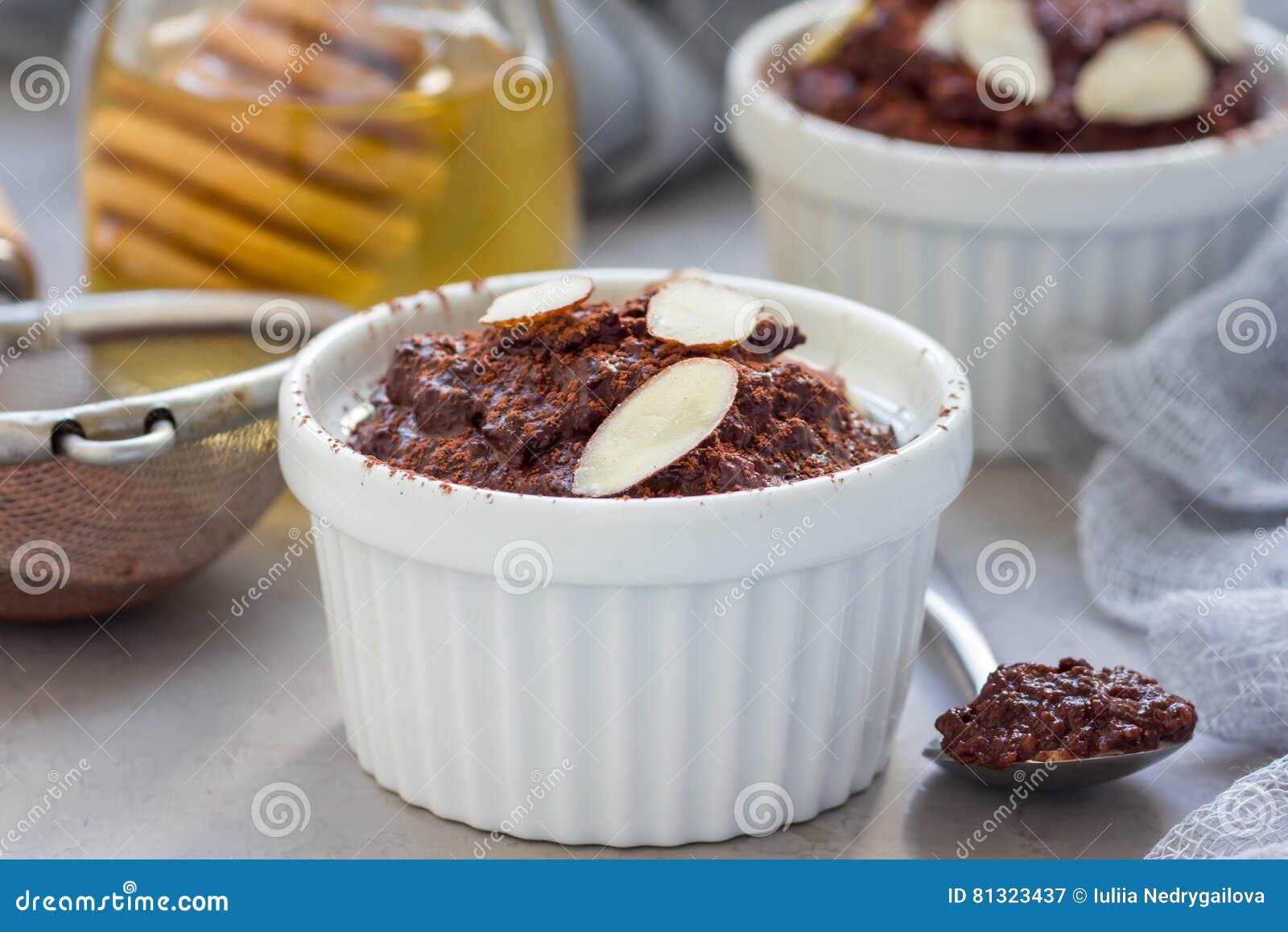 Sluimeren provincie demonstratie Gezond Veganist Eigengemaakt Dessert Met Avocado, Cacao, Vanille, Honings  En Amandelmelk, Chocolademousse Stock Afbeelding - Image of poeder, honing:  81323437