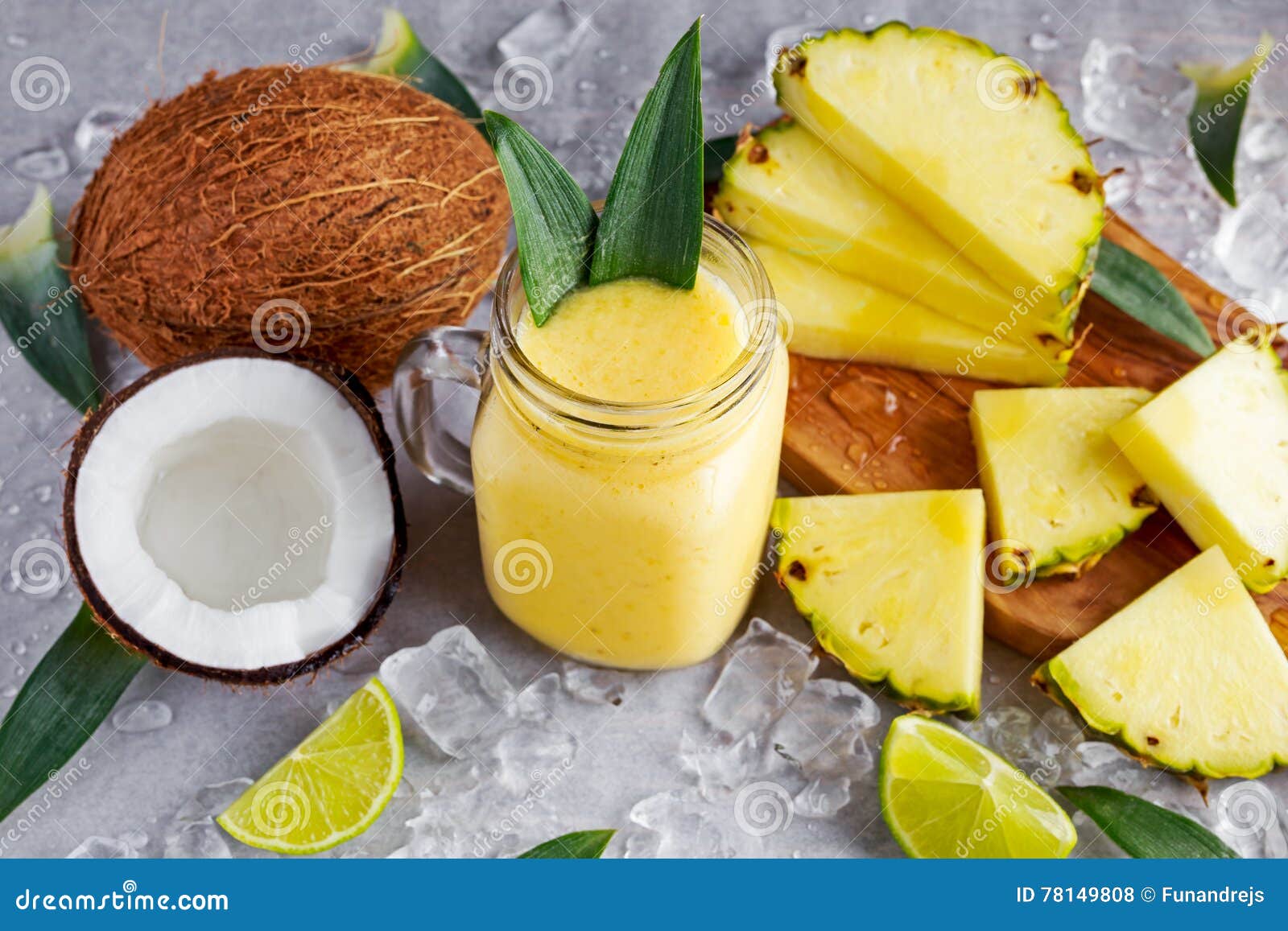 Gezonde Rijpe Gele Ananas, Kokosnoot, Smoothie Met Plakken Van Kalk En Stock Foto Image of vloeistof, achtergrond: 78149808