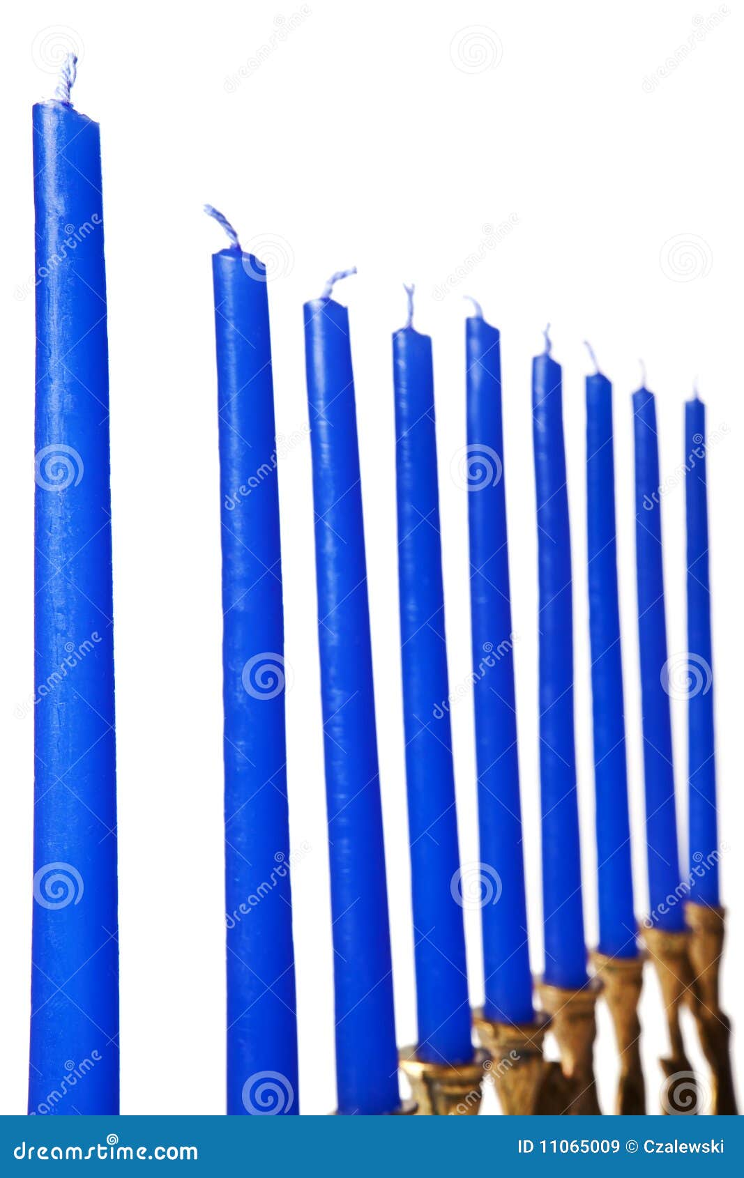 Geïsoleerden de kaarsen van de Chanoeka menorah. De kaarsen van de Chanoeka menorah die op een witte achtergrond worden geïsoleerdr