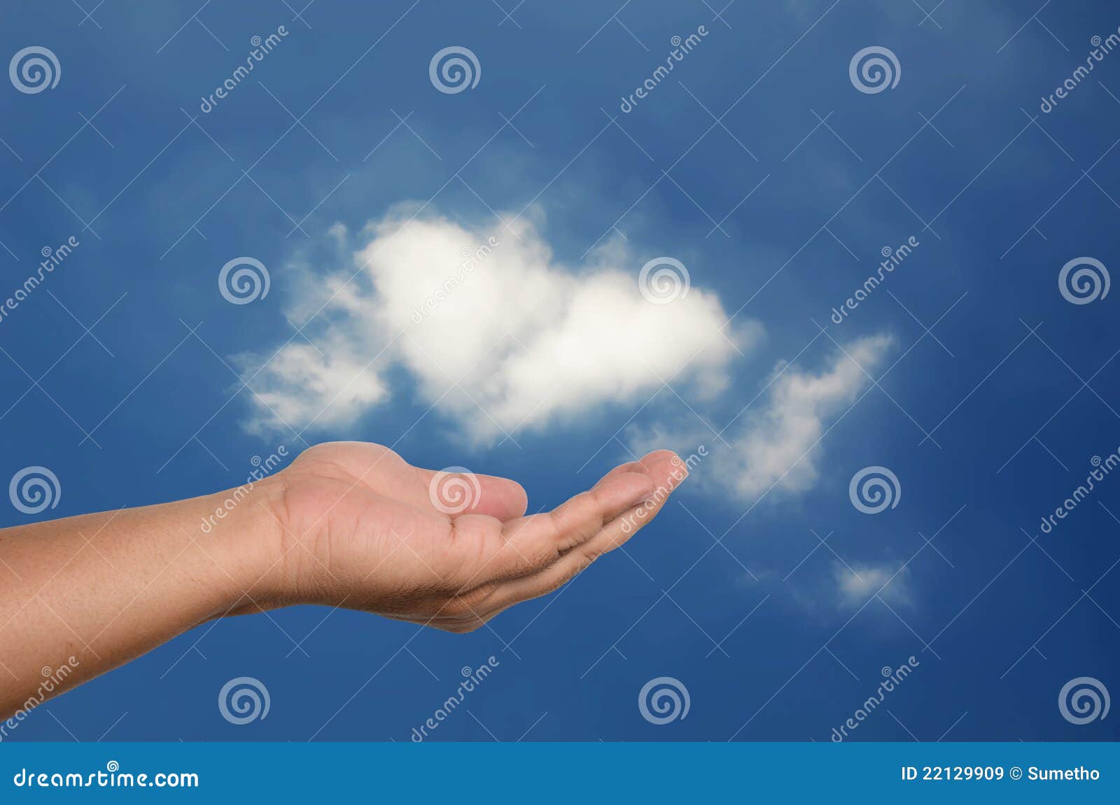 Geöffnete Hand des Menschen mit weißer Wolke auf blauem Himmel.