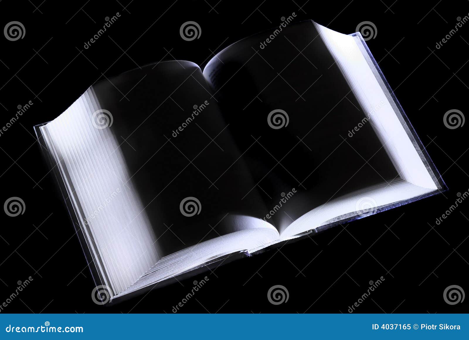 Geöffnetes Buch des Geheimnisses. Eine Nahaufnahme des geöffneten starken Buches, lightpainted [zum reviever: dieses ist Bild das ISO-100, konvertiert von der ROHEN Datei und mit maximaler Qualität gesichert. Es enthält nicht digitale Geräusche, dieses bestimmte Papier ist sehr rau durch seine Natur - sehen Sie, dass die Abdeckung sauber ist]