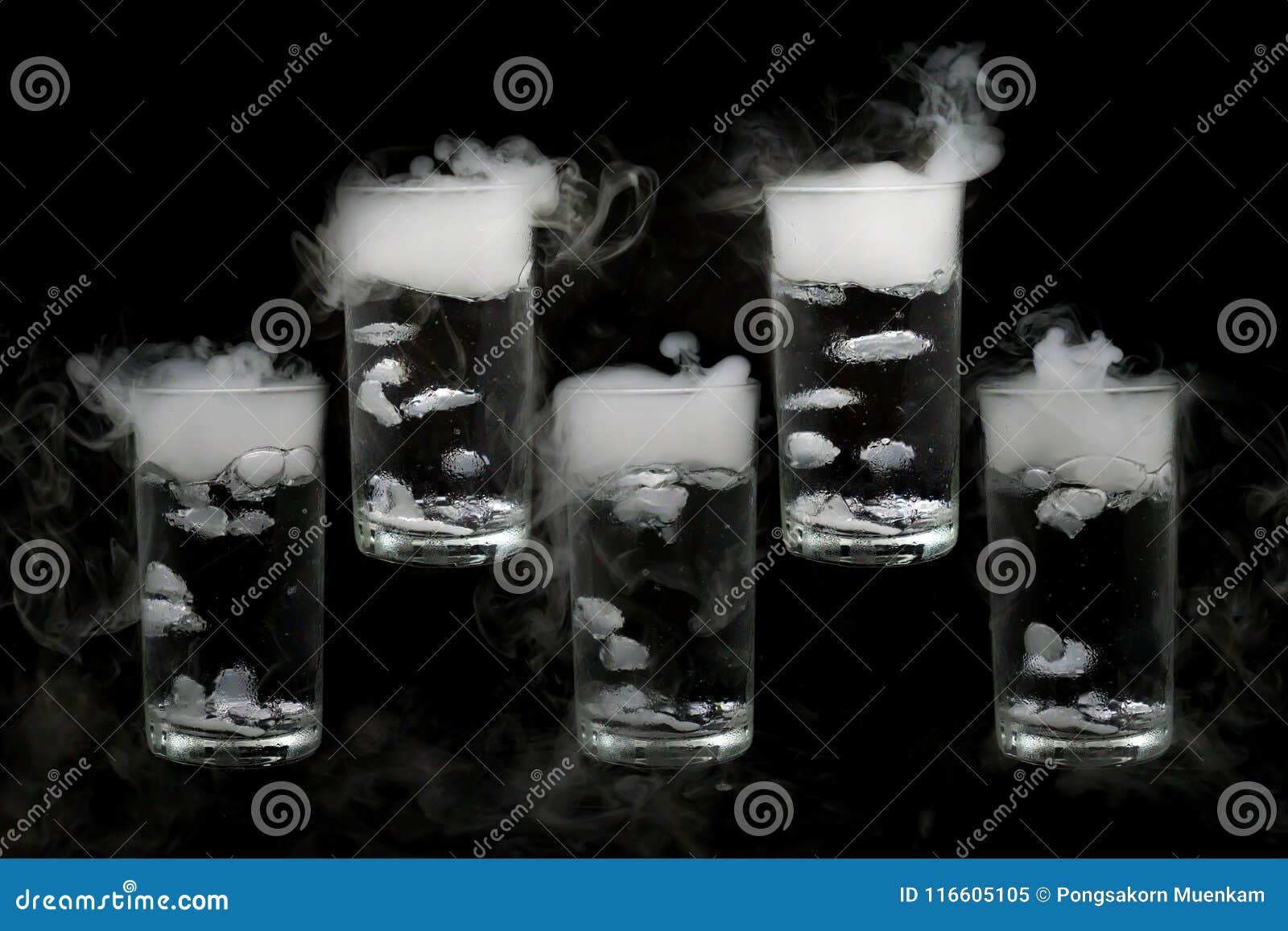 Ghiaccio Secco Cinque in Un Bicchiere D'acqua Isolato Su Fondo Nero Fumo,  Fine Su Immagine Stock - Immagine di ingrediente, carbonio: 116605105