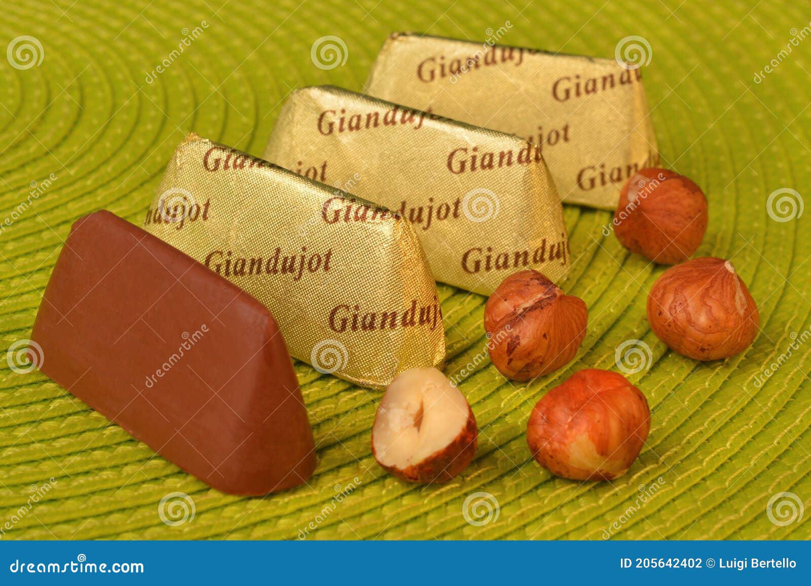 Gianduiotto Italien De Produit Alimentaire Le Chocolat Traditionnel Du  Piémont Avec La Noisette Photo stock éditorial - Image du sain, organique:  181436773