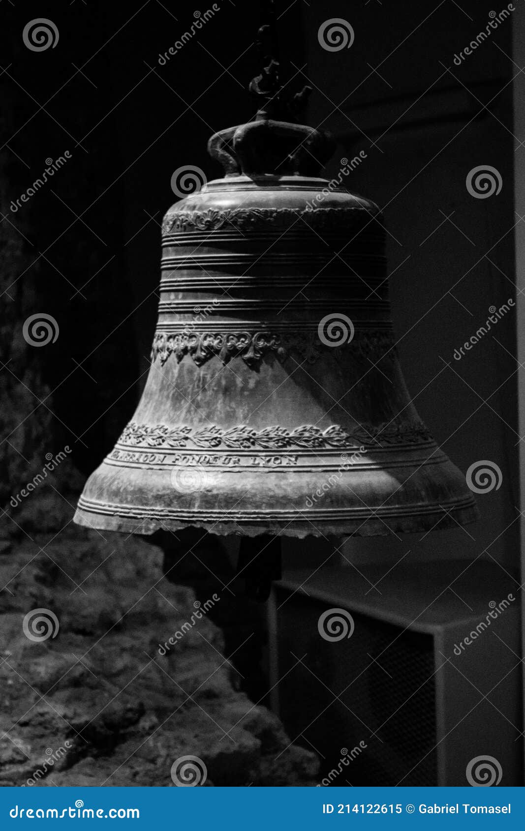 [Image: giant-bell-nice-details-textures-cathedr...122615.jpg]