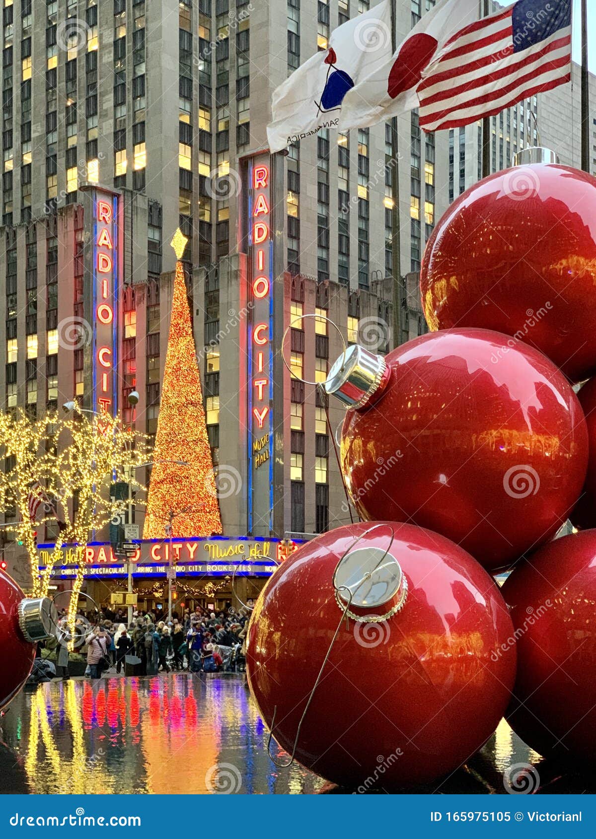 Những quả cầu giáng sinh khổng lồ sẽ khiến cho ngày lễ của bạn thêm phần lộng lẫy và hoành tráng. Hình ảnh về món quà đặc biệt này sẽ khiến bạn cảm thấy như thể mình đang đứng giữa đám tang lễ về ngày giáng sinh.