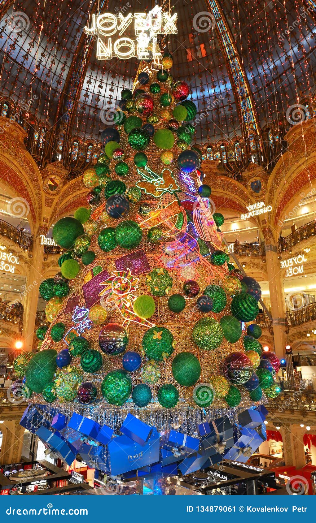 a magical christmas tree at galeries lafayette in paris
