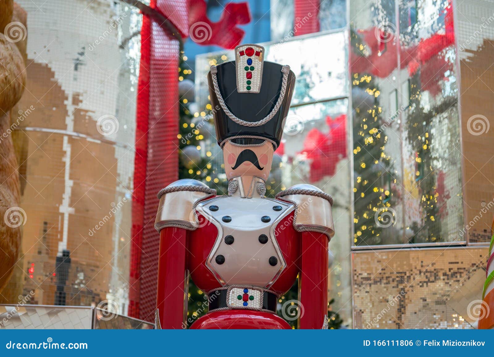 Giant Nut Cracker at Aventura Mall Stock Photo Image of soldier, reflective 166111806